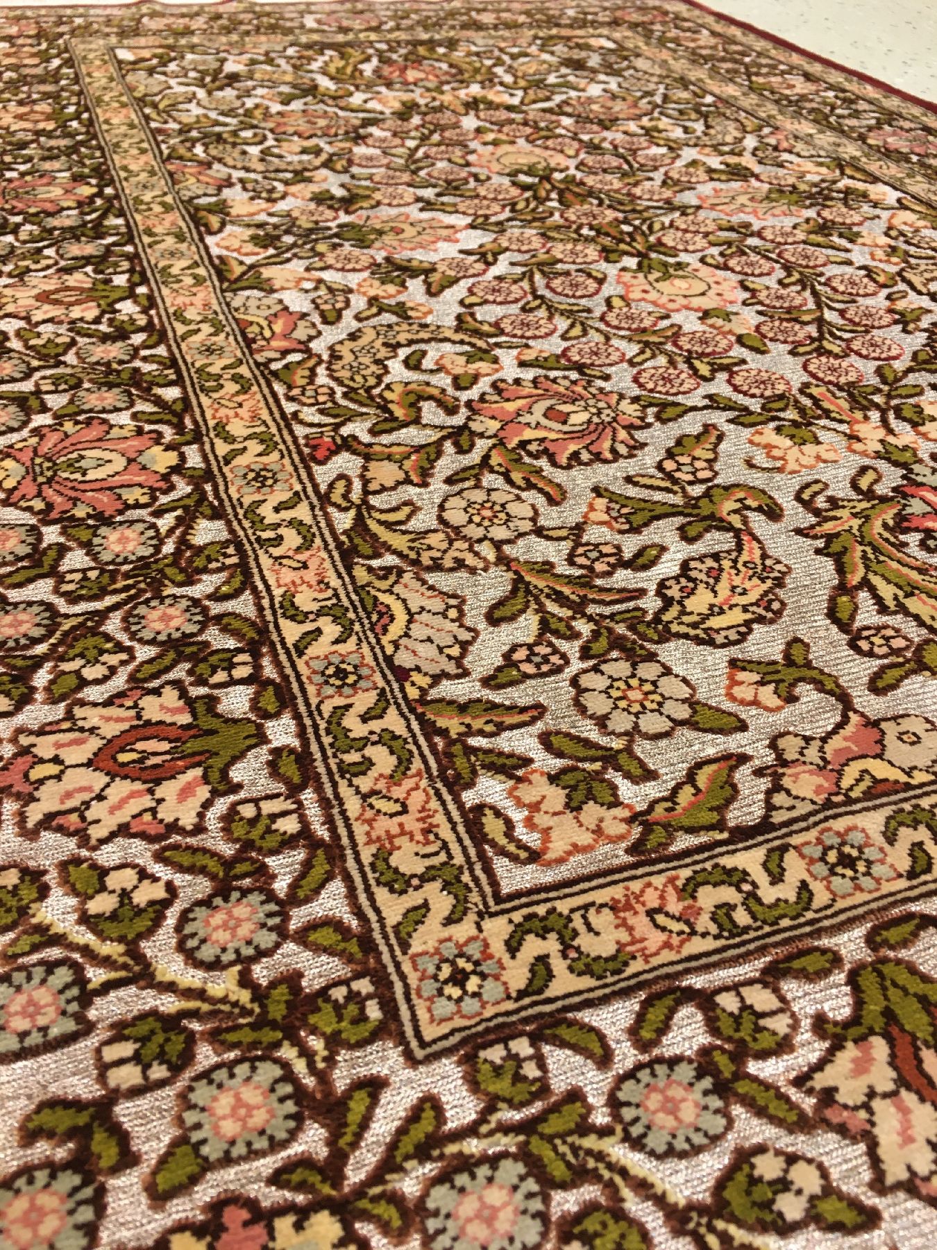 Detail d: Feiner Seiden Hereke alt (Signiert), Türkei, um 1960, reine Naturseide mit Metallgrund. Elegantes allover Muster auf metallbroschierten Grund, ca. ...