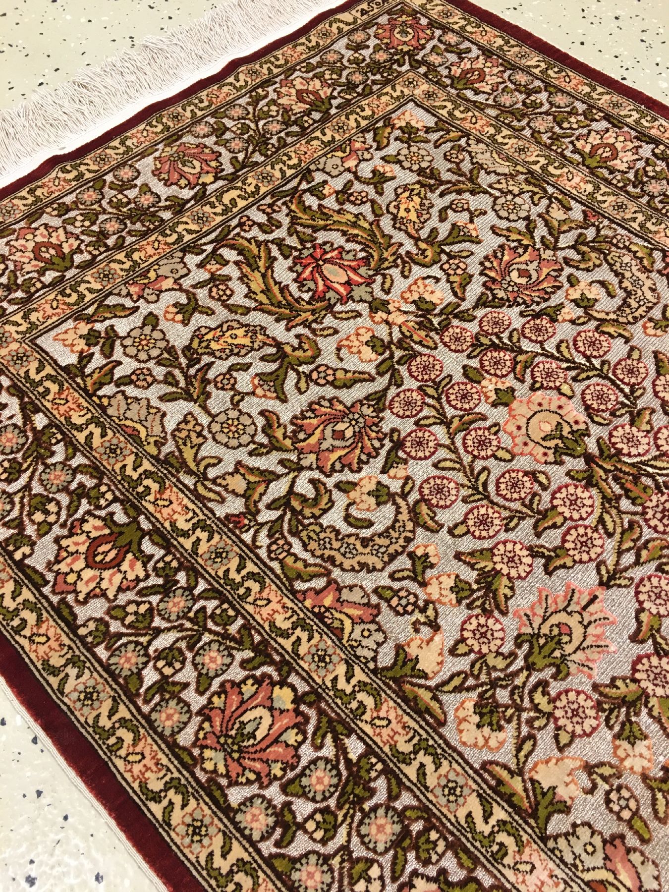 Detail e: Feiner Seiden Hereke alt (Signiert), Türkei, um 1960, reine Naturseide mit Metallgrund. Elegantes allover Muster auf metallbroschierten Grund, ca. ...