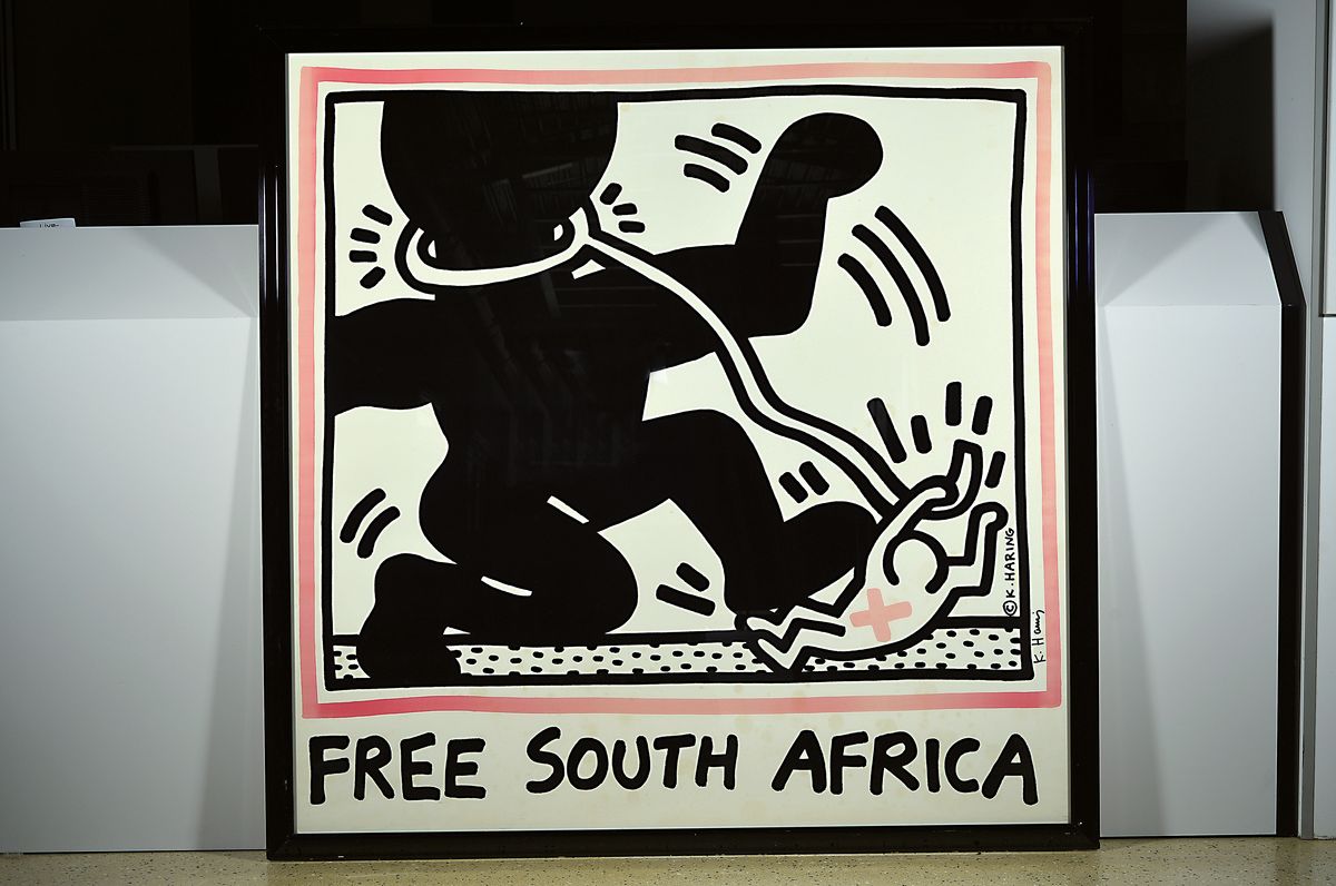 Detail k: Keith Haring, 1958-1990, Free South Africa, Lithografie, handsigniert, unter Glas gerahmt,Blatt stark verblichen, Blattgrösse ca. ...