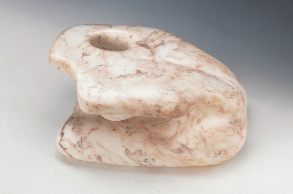 Detail a: Joan Thimmel, rumänischer Bildhauer, zeitgenössischer Bildhauer ansässig im Kreis Merzig Wadern, Marmorskulptur, hockende nach vorne gebeugte und ...