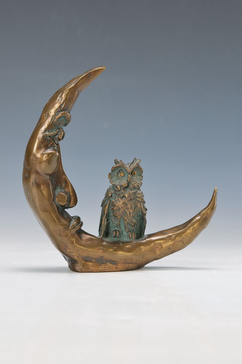 Rainer Hercks, 1951-2005, Bronzeskulptur, Eule in Mondsichel, monogrammiert dat. 94, num. 84/149, Gießerstempel, ca. 17 x 16.5 cm