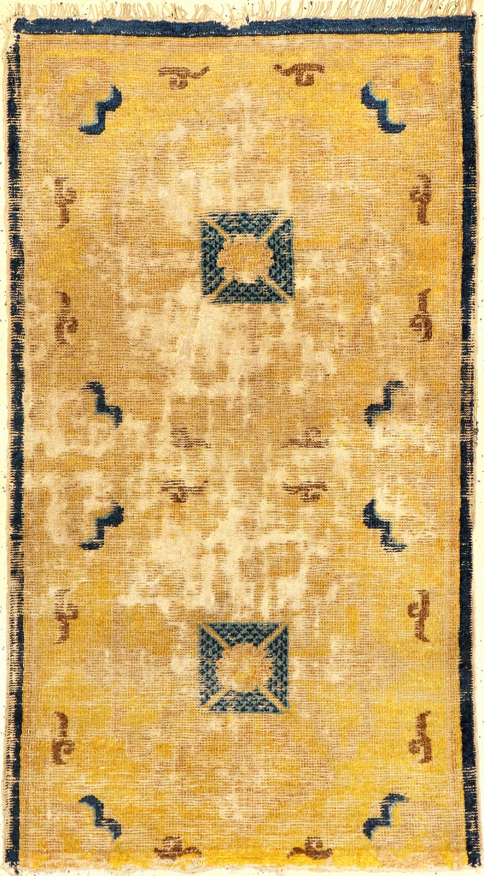 Frühe kaiserliche Ning-Hsia "Sitzmatte" antik (Fragment), Westchina, 18.Jhd., Wolle geknüpft auf Baumwolle. Frühe Sitzmatte wohl ...
