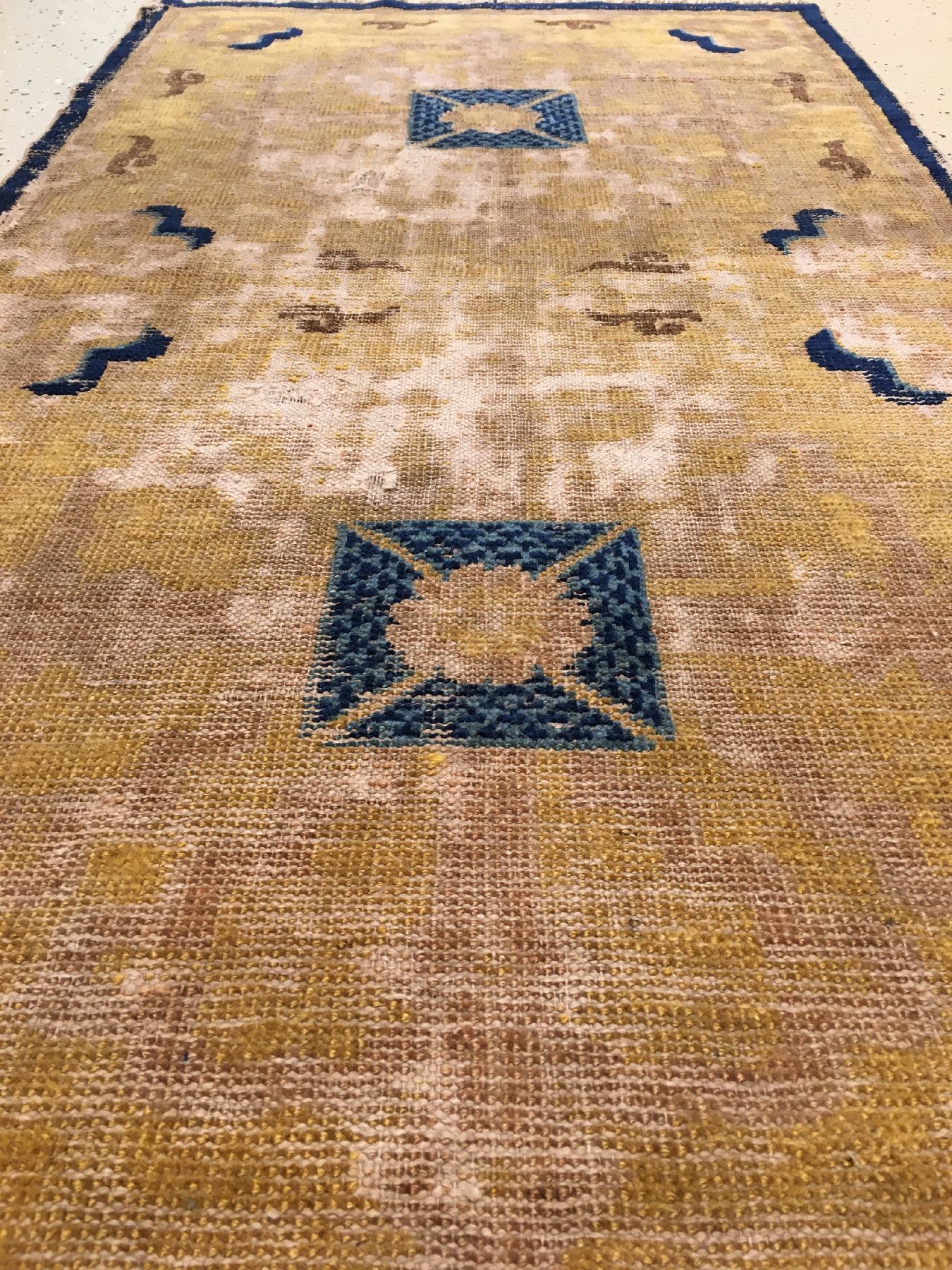 Detail b: Frühe kaiserliche Ning-Hsia "Sitzmatte" antik (Fragment), Westchina, 18.Jhd., Wolle geknüpft auf Baumwolle. Frühe Sitzmatte wohl ...