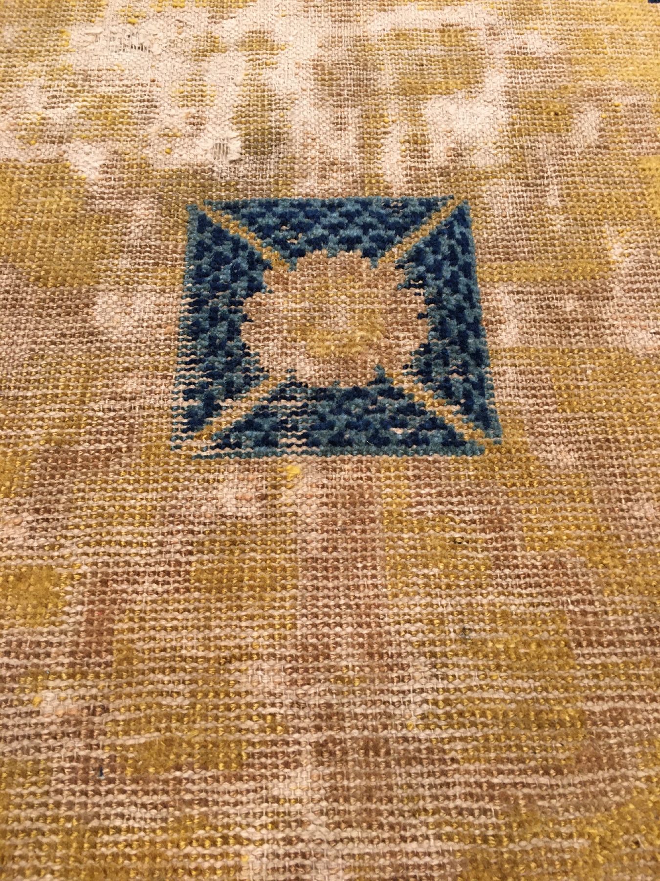 Detail c: Frühe kaiserliche Ning-Hsia "Sitzmatte" antik (Fragment), Westchina, 18.Jhd., Wolle geknüpft auf Baumwolle. Frühe Sitzmatte wohl ...