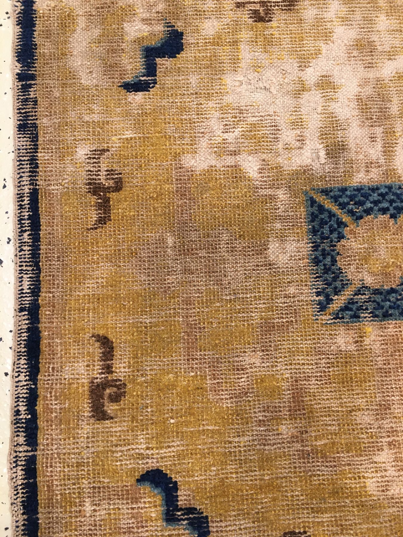 Detail d: Frühe kaiserliche Ning-Hsia "Sitzmatte" antik (Fragment), Westchina, 18.Jhd., Wolle geknüpft auf Baumwolle. Frühe Sitzmatte wohl ...
