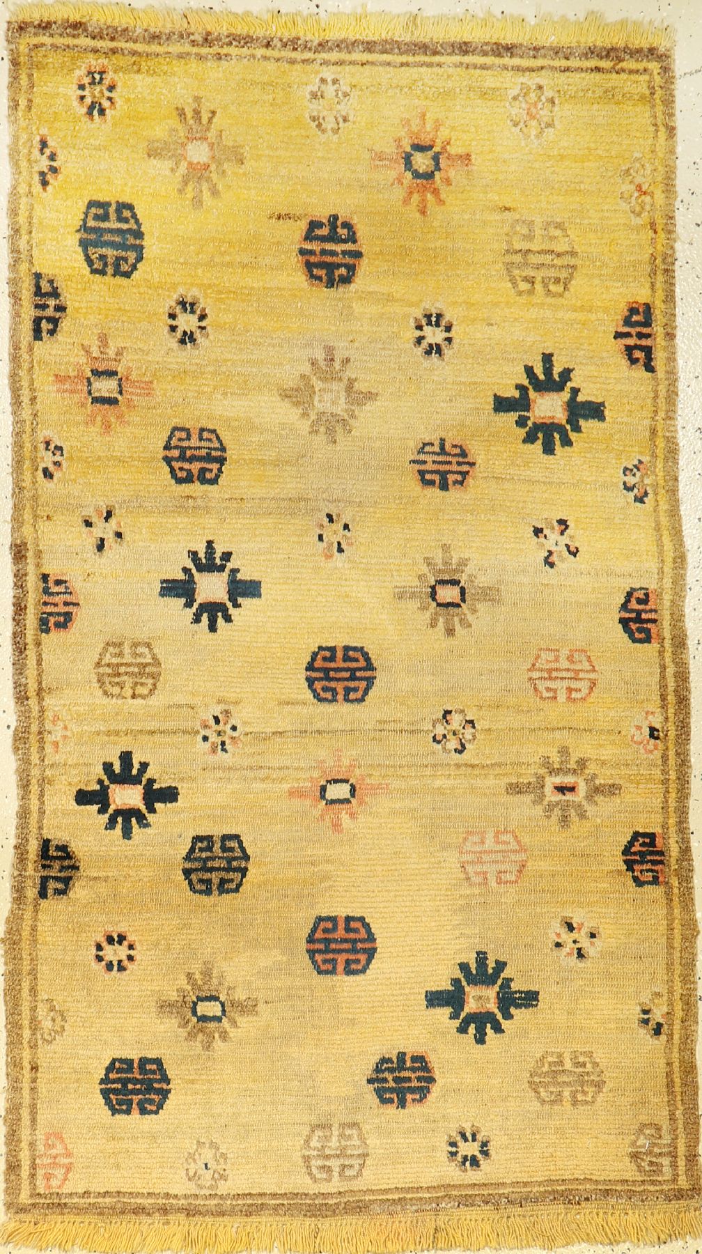 Gelber Kampa-Dzong "Khaden" antik, Südtibet, um 1900, Yakwolle geknüpft auf Wolle. Seltener gelbgrundiger Meditationsteppich der Tibeter ...