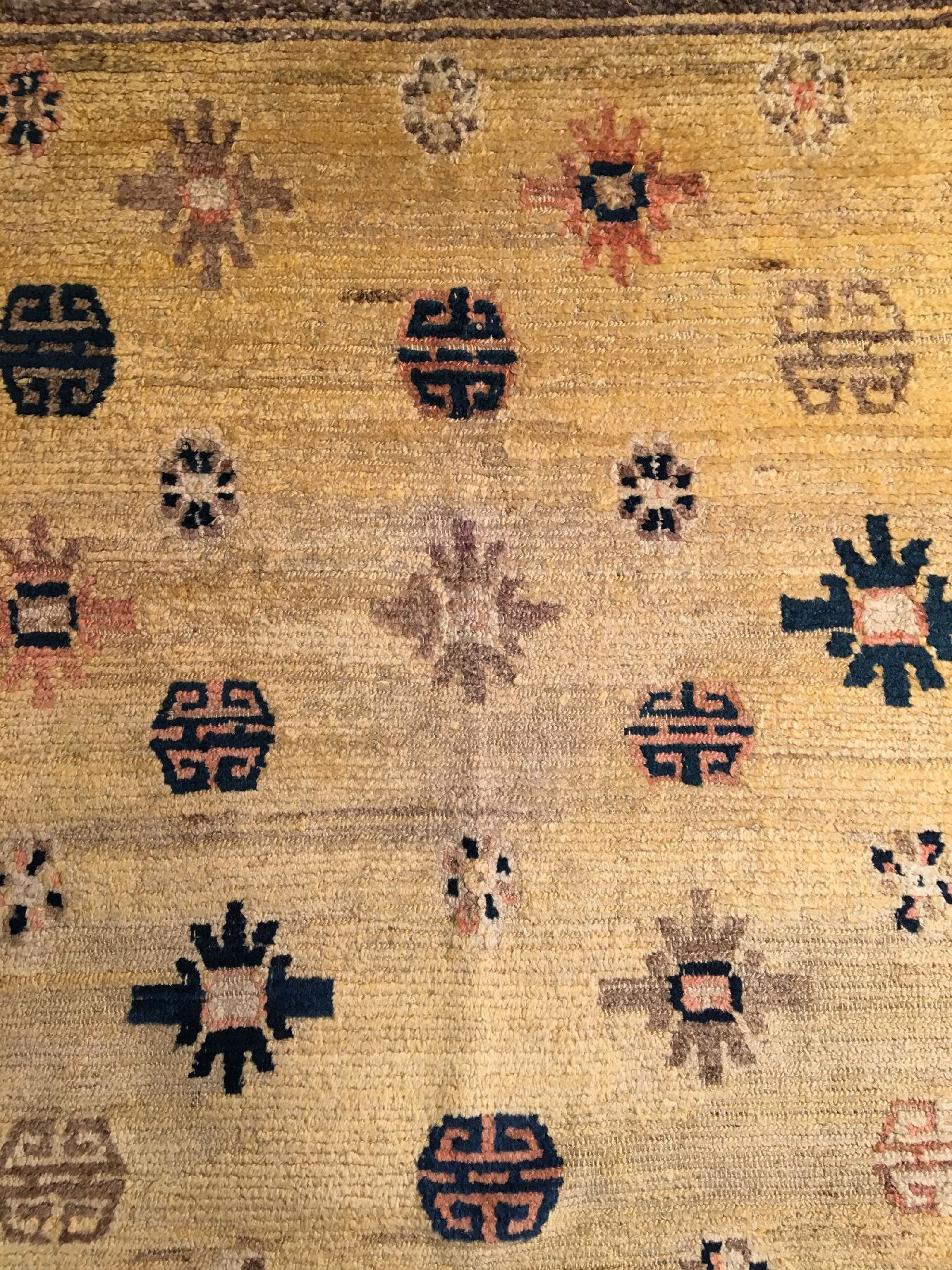 Detail b: Gelber Kampa-Dzong "Khaden" antik, Südtibet, um 1900, Yakwolle geknüpft auf Wolle. Seltener gelbgrundiger Meditationsteppich der Tibeter ...