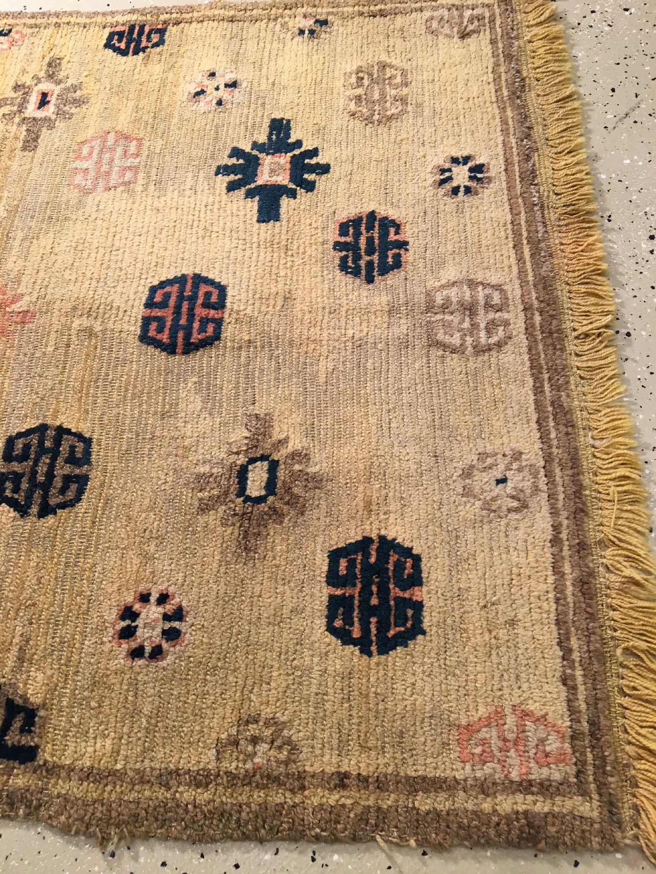 Detail c: Gelber Kampa-Dzong "Khaden" antik, Südtibet, um 1900, Yakwolle geknüpft auf Wolle. Seltener gelbgrundiger Meditationsteppich der Tibeter ...