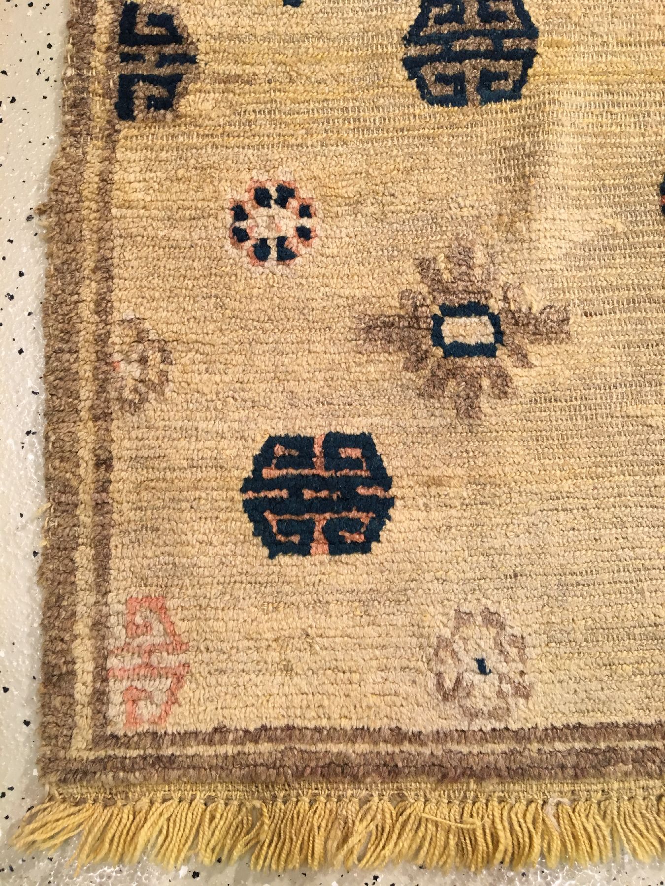 Detail e: Gelber Kampa-Dzong "Khaden" antik, Südtibet, um 1900, Yakwolle geknüpft auf Wolle. Seltener gelbgrundiger Meditationsteppich der Tibeter ...