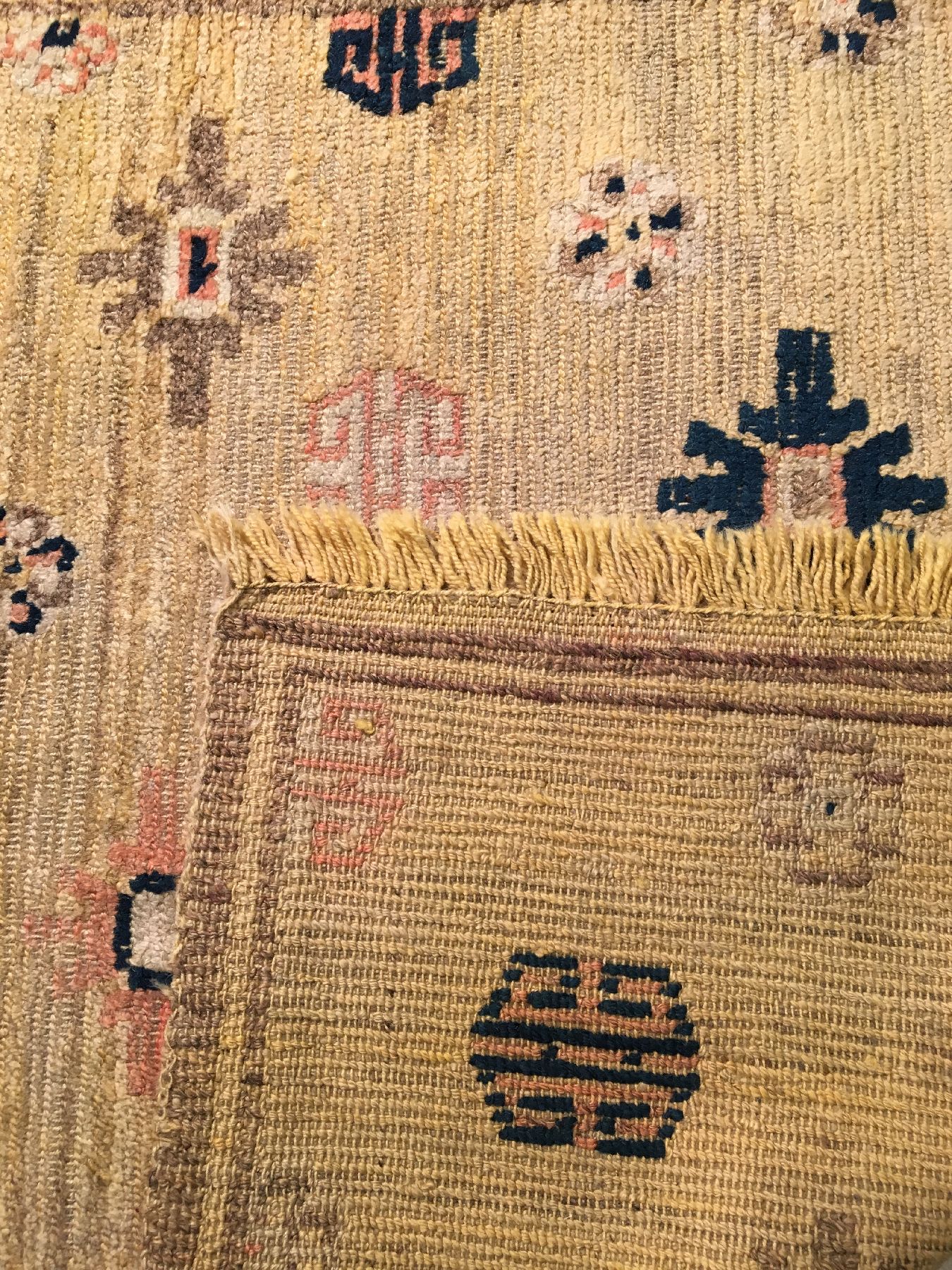 Detail g: Gelber Kampa-Dzong "Khaden" antik, Südtibet, um 1900, Yakwolle geknüpft auf Wolle. Seltener gelbgrundiger Meditationsteppich der Tibeter ...