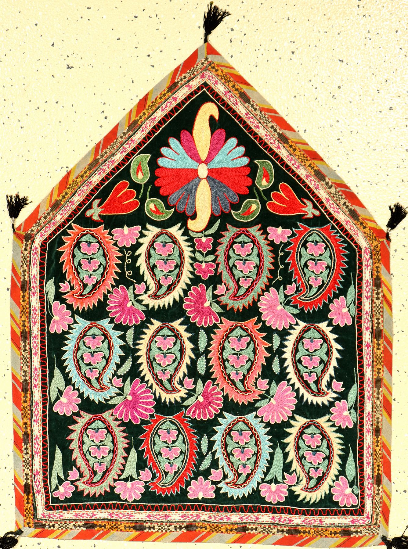Lakai Stickerei, Usbekistan, um 1930/40, Seide auf Samt, ca. 85 x 64 cm, EHZ: 2
