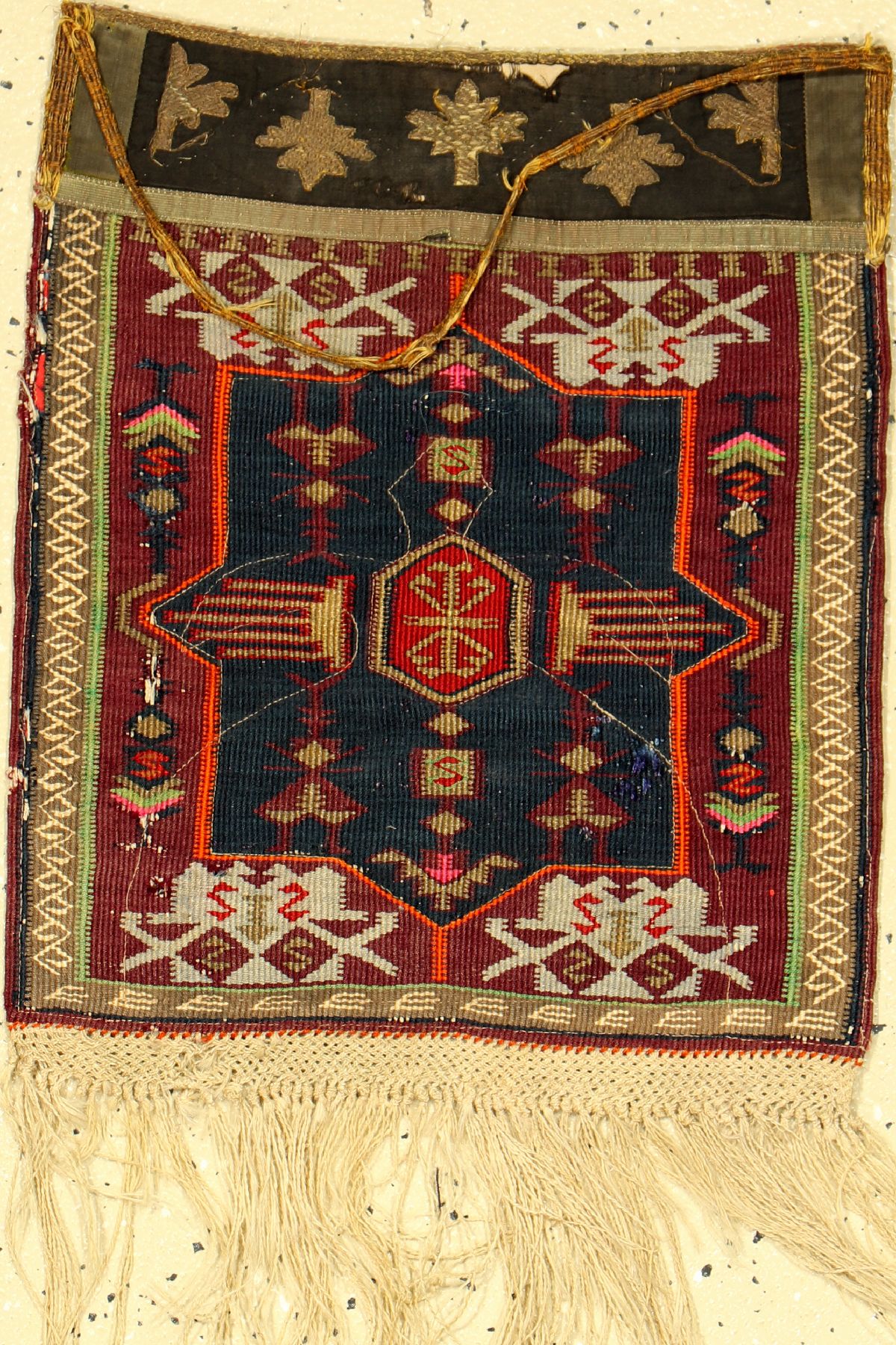 Kaukausiche Taschenfront, um 1910, Wolle mit Metall, ca. 38 x 31 cm, EHZ: 2-3