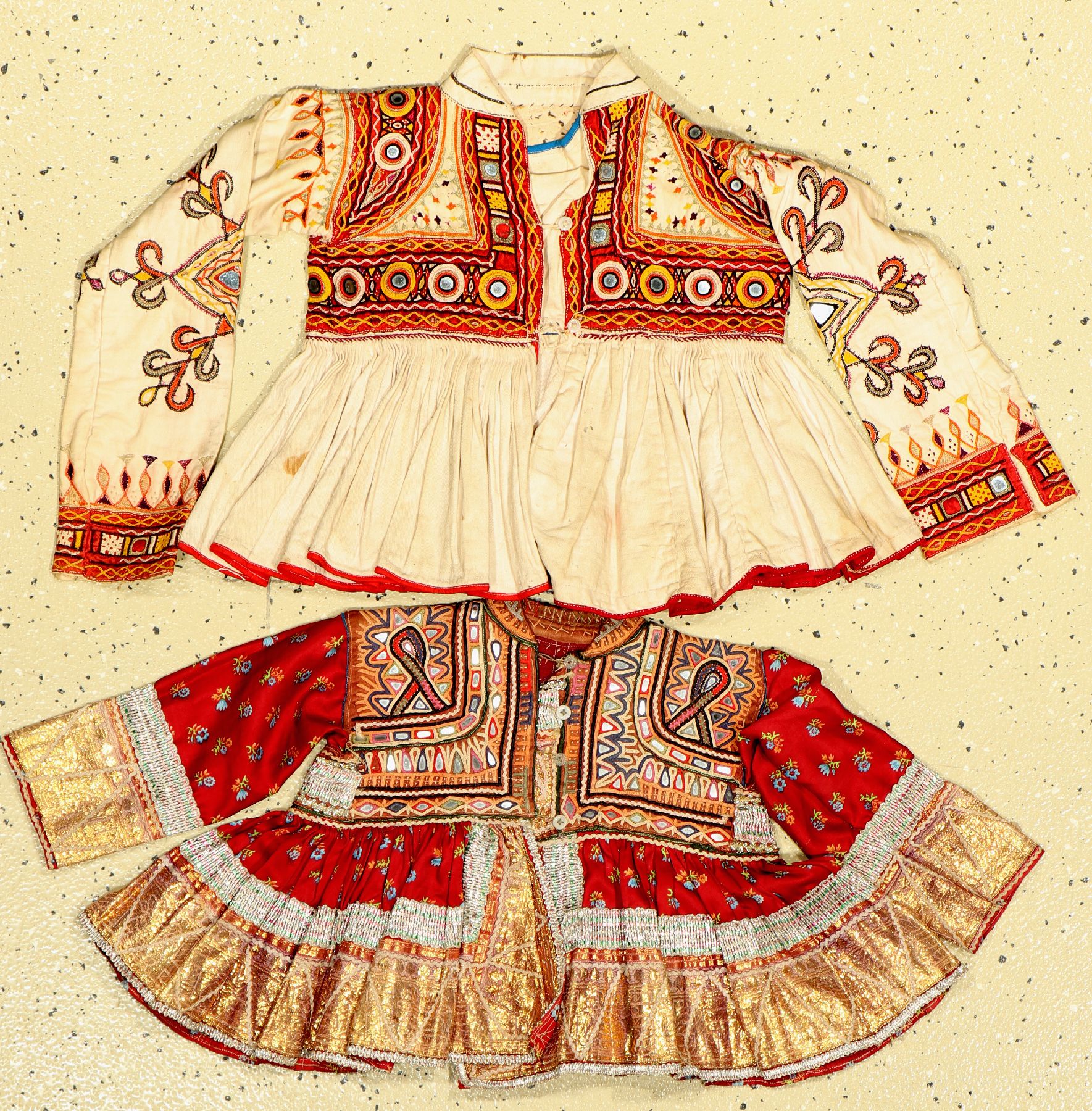 Konvulut aus 2 Kinderkleidern, Rajanstan um 1950/60, Flecken.