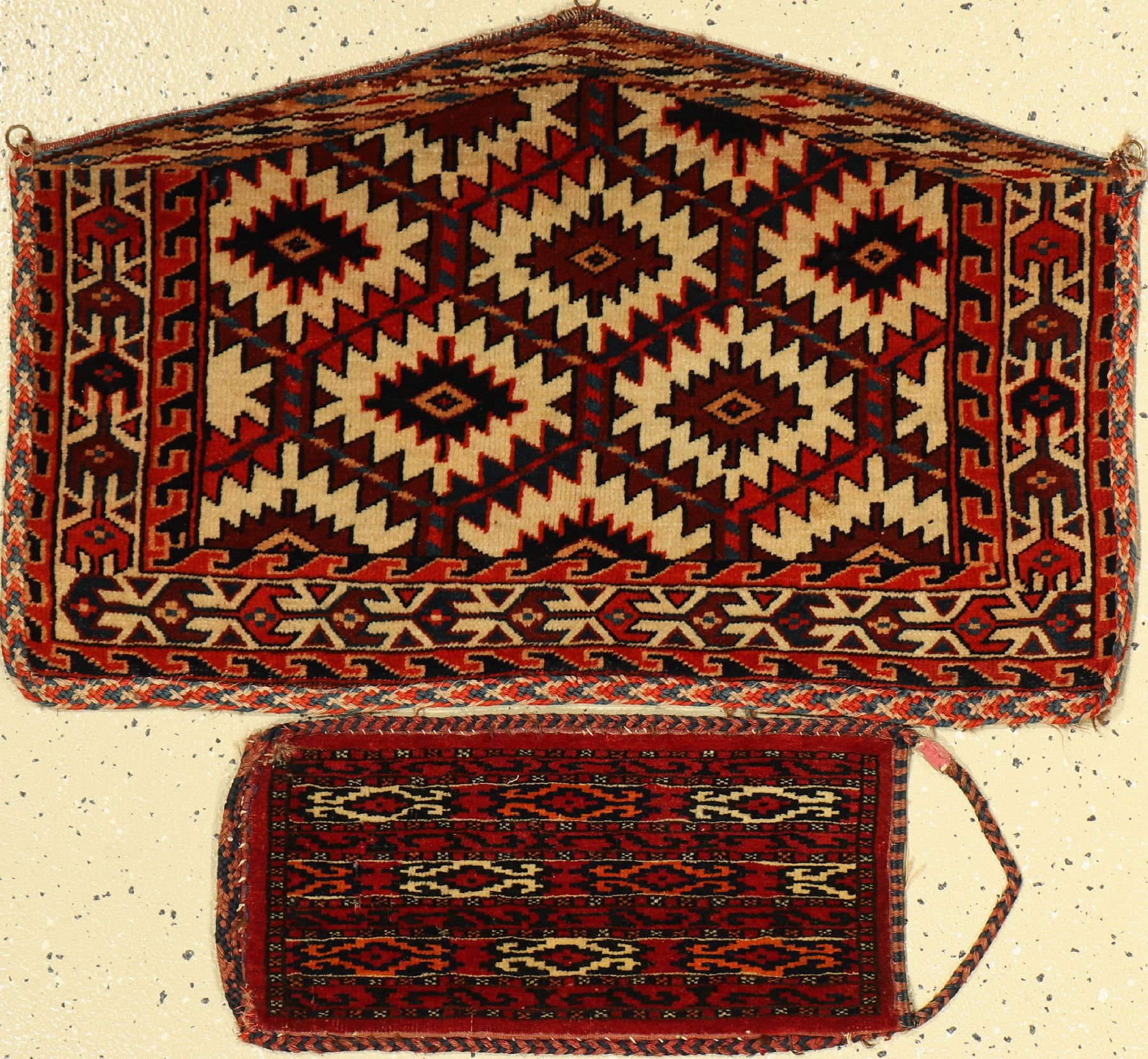 Konvullut aus 1x Asmalyk um 1910 circa 75 x 45cm und Pfeiltasch um 1940 circa 45 x 22cm