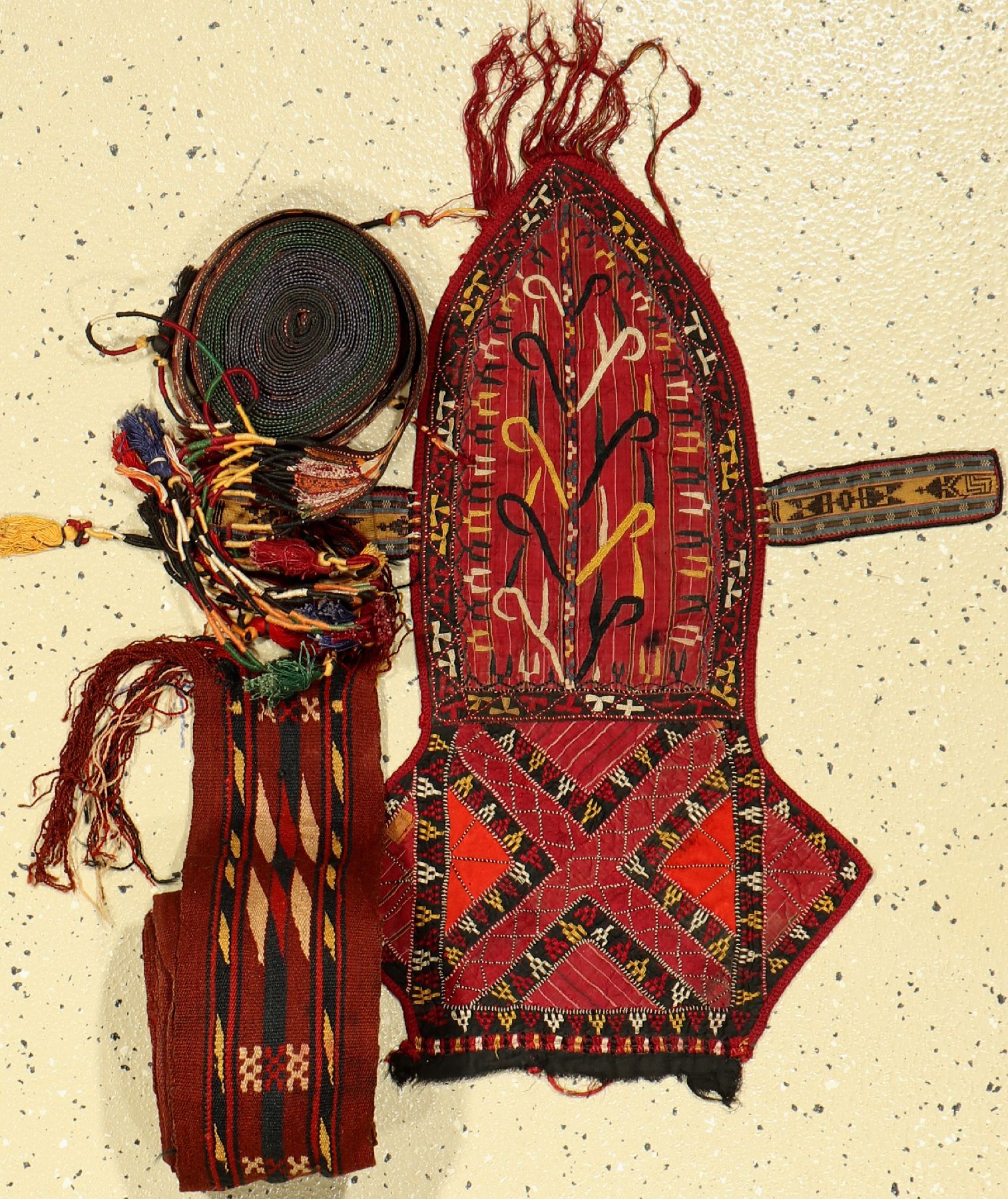 Konvulut aus 2 Zeltbändern , 1 xTurkmenisches Zelltband und 1x Shasahvan Zeltband um 1940 und 1 X Tierkopf Schmuck.