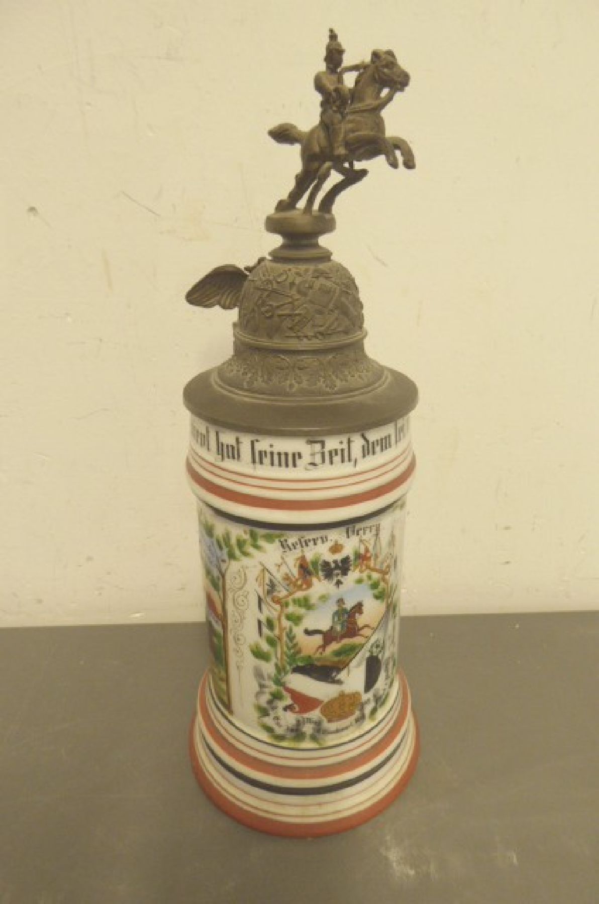 Detail c: Reservistenkrug, 2.Esc.Jäg.Pferd Combiniert Reg. Bäy. z. Pferd i. Posen 1899 - 1902, Porzellan, lithographiert und ausgemalt, Zinndeckel mit ...