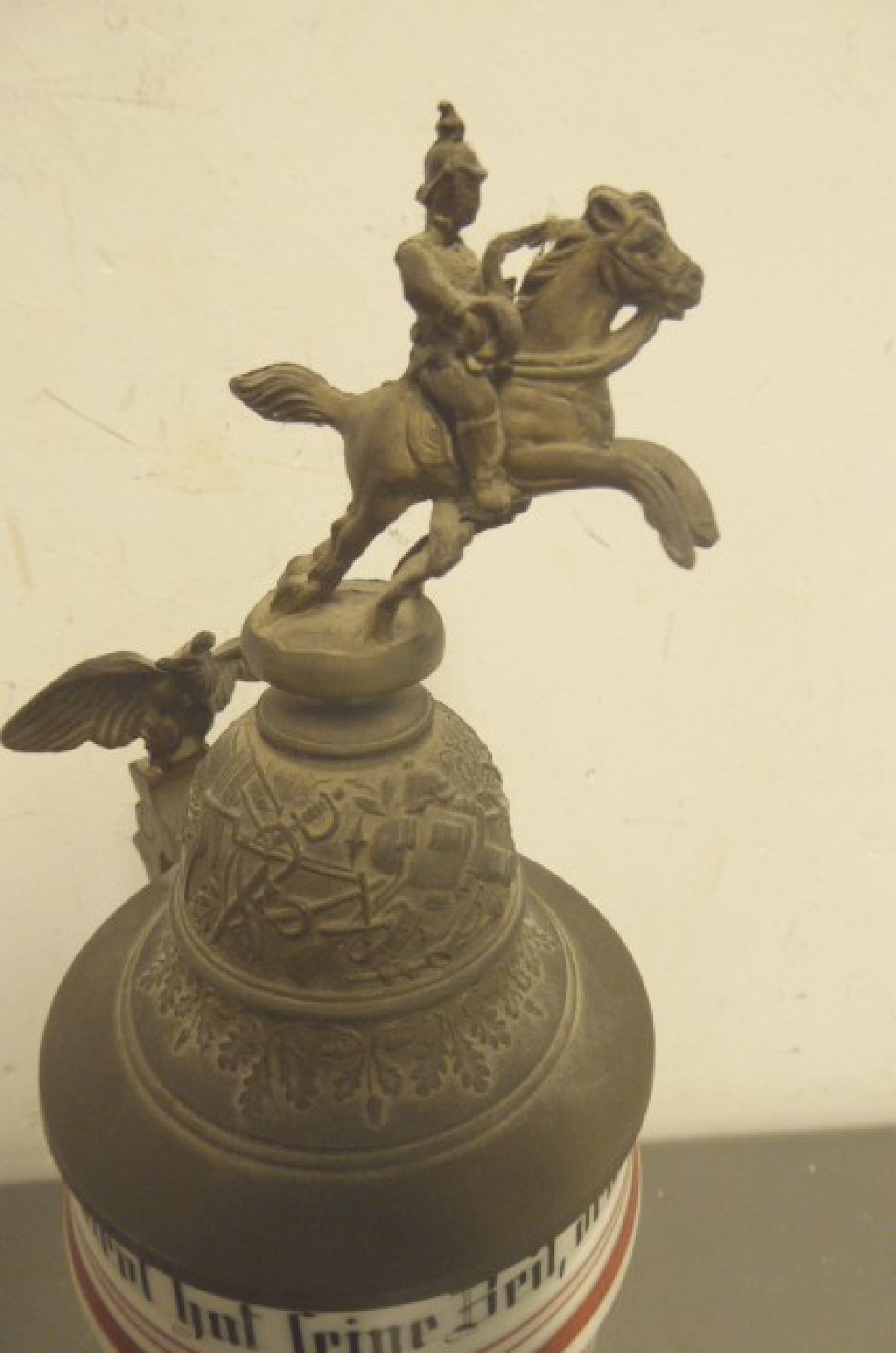 Detail d: Reservistenkrug, 2.Esc.Jäg.Pferd Combiniert Reg. Bäy. z. Pferd i. Posen 1899 - 1902, Porzellan, lithographiert und ausgemalt, Zinndeckel mit ...
