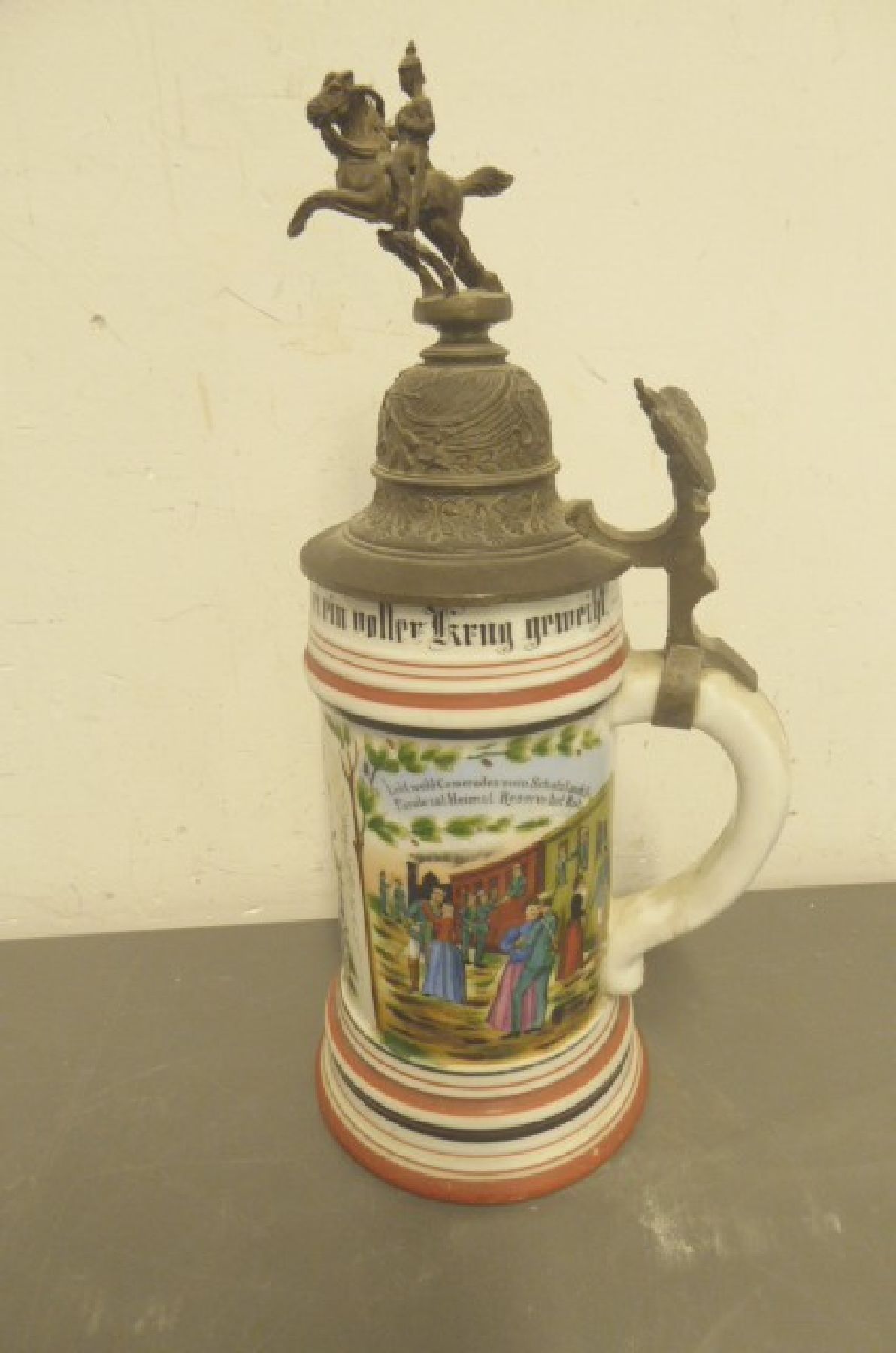 Detail e: Reservistenkrug, 2.Esc.Jäg.Pferd Combiniert Reg. Bäy. z. Pferd i. Posen 1899 - 1902, Porzellan, lithographiert und ausgemalt, Zinndeckel mit ...