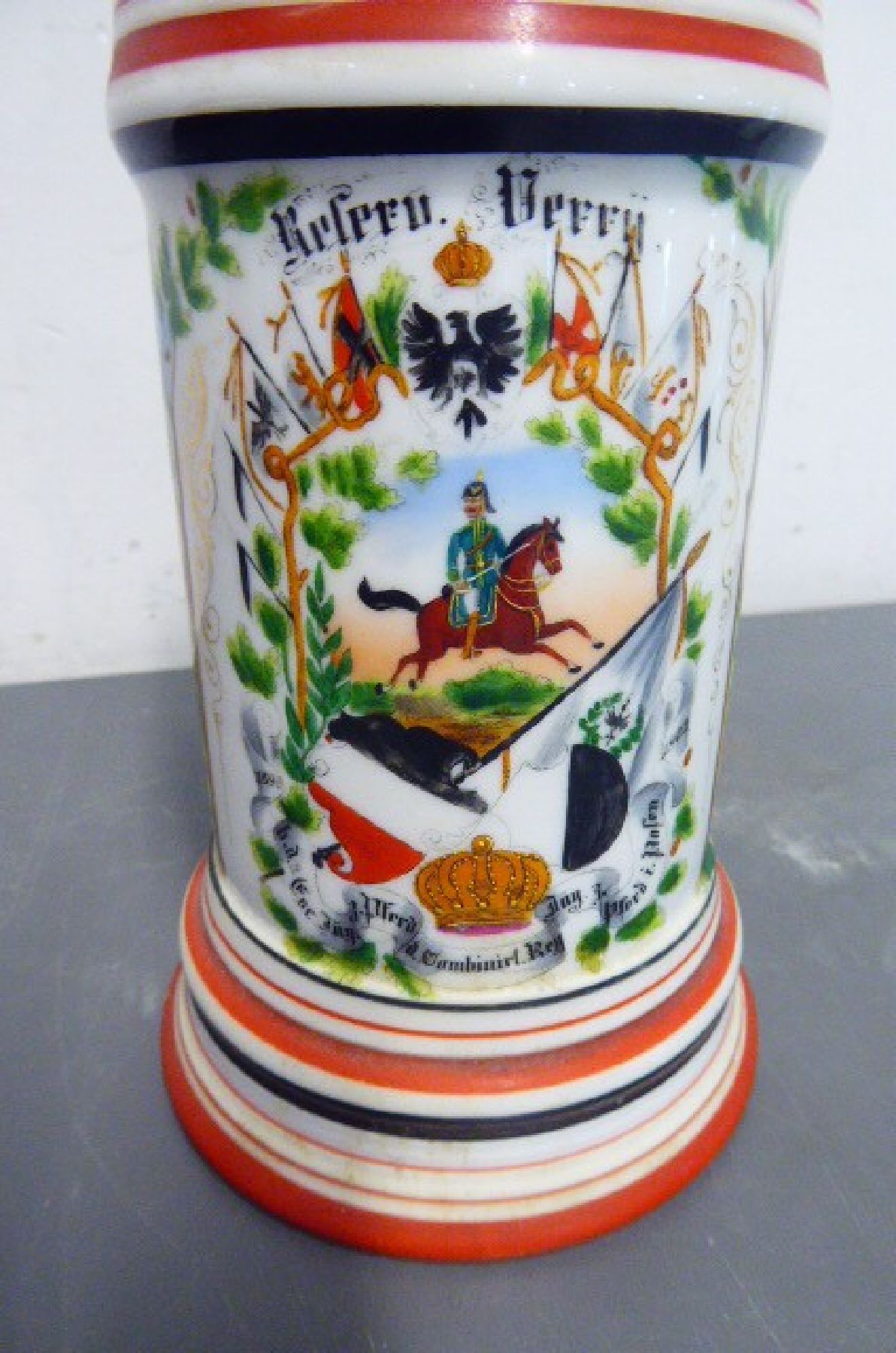 Detail g: Reservistenkrug, 2.Esc.Jäg.Pferd Combiniert Reg. Bäy. z. Pferd i. Posen 1899 - 1902, Porzellan, lithographiert und ausgemalt, Zinndeckel mit ...