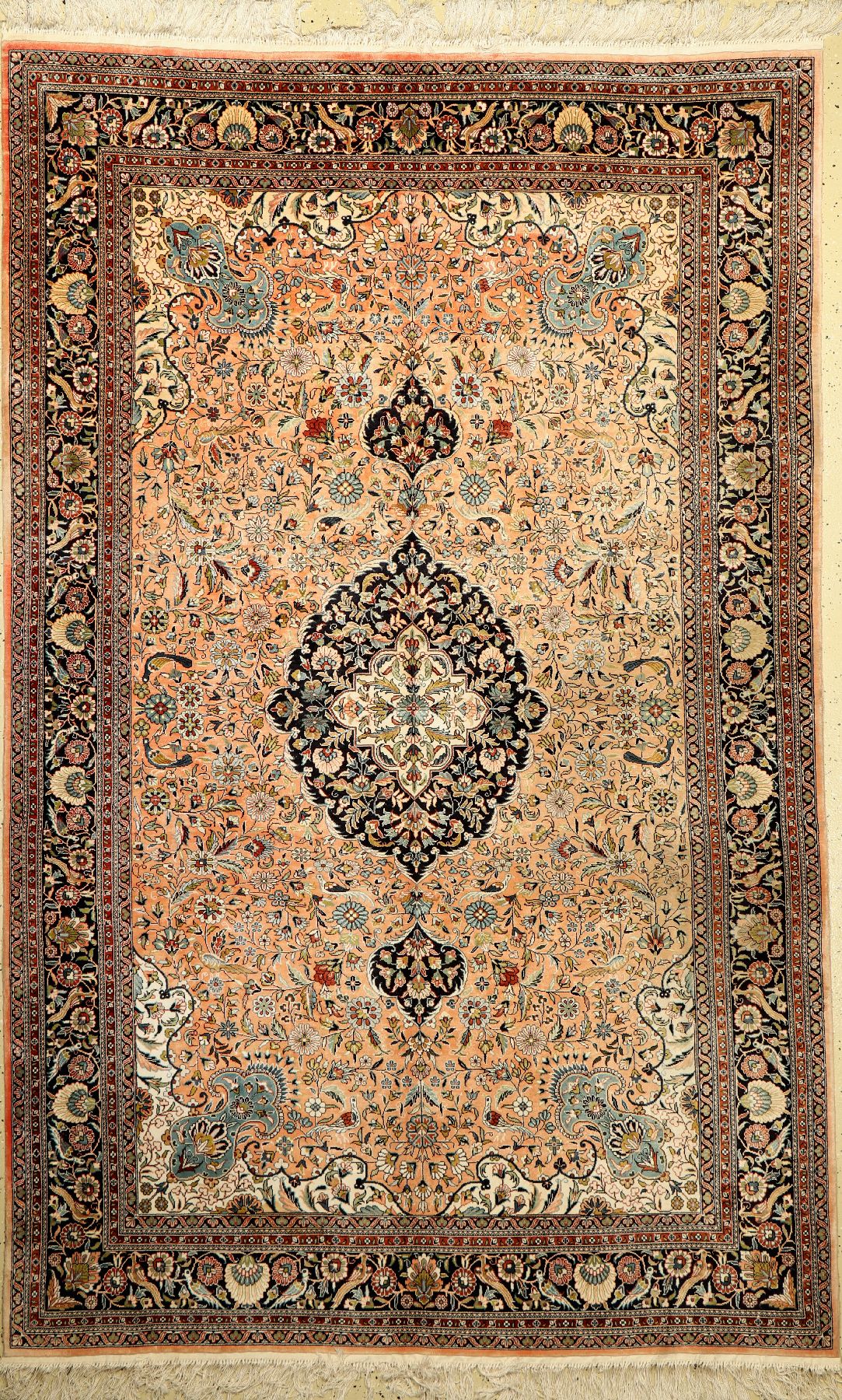 Kashmir Seide, Indien, ca. 30 Jahre, Kunstseide, ca. 252 x 161 cm, EHZ: 2-3 (verblaßt)