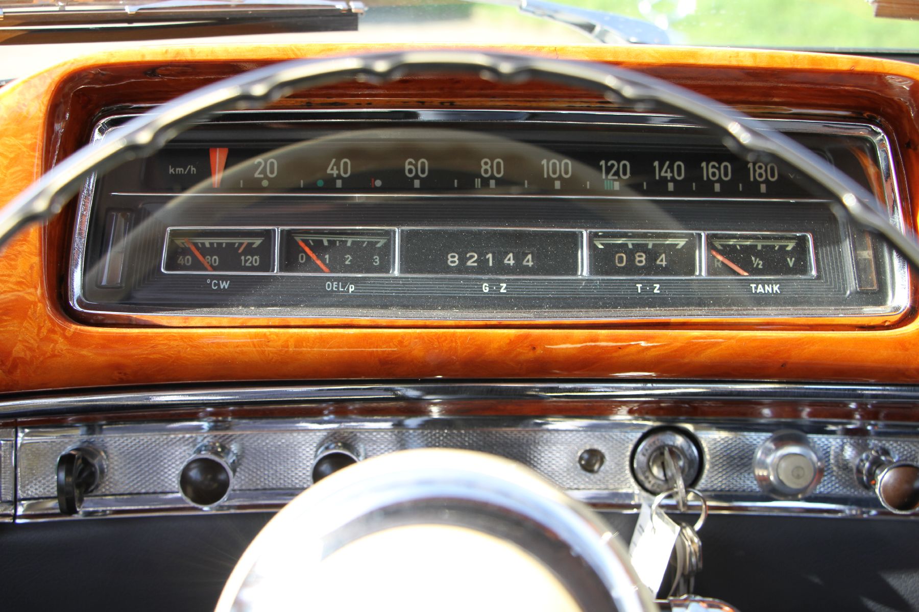 Detail i: Mercedes-Benz 220 S Ponton Cabriolet, Fahrgestellnummer: 180030N7516033, EZ 11/1961, Laufleistung 82.144 km abgelesen, HU 03/2020, H-Zulassung, ...