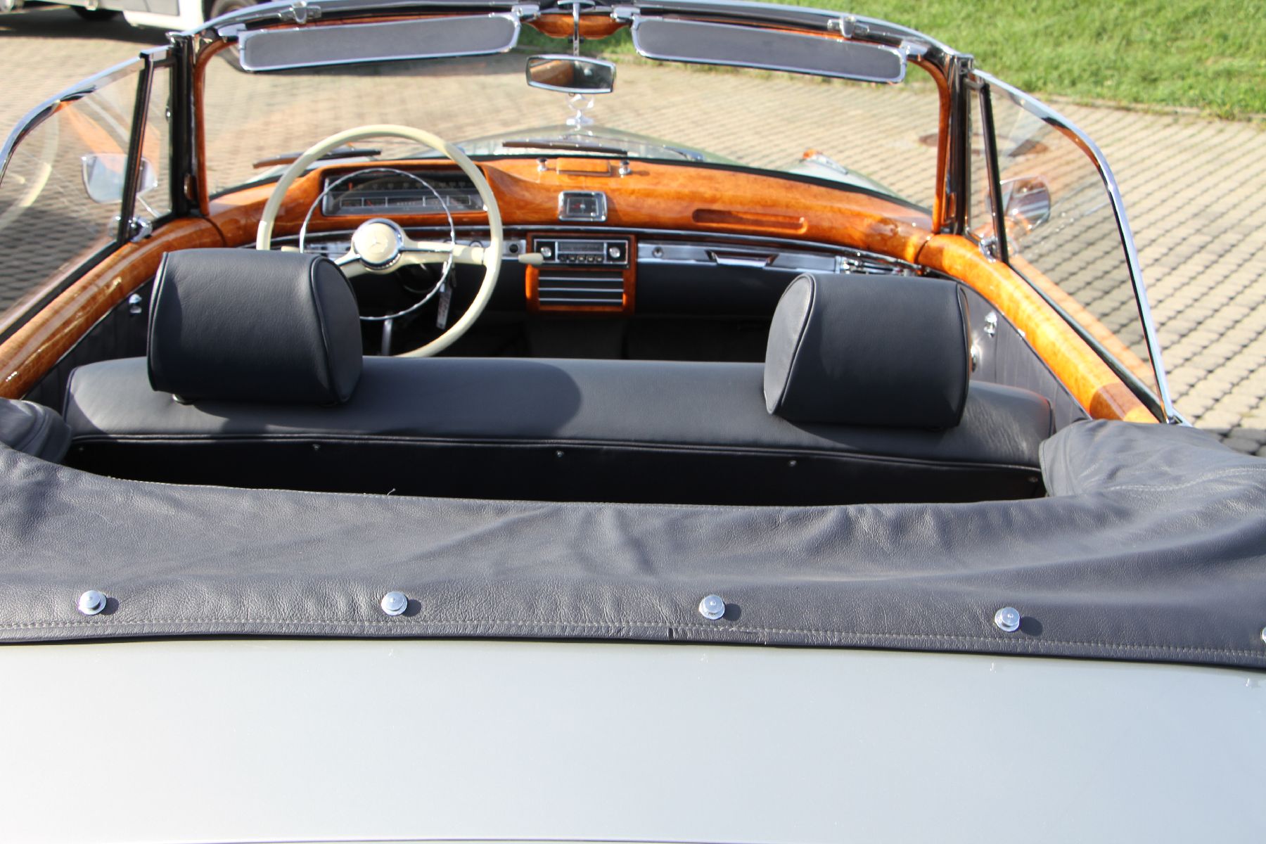 Detail l: Mercedes-Benz 220 S Ponton Cabriolet, Fahrgestellnummer: 180030N7516033, EZ 11/1961, Laufleistung 82.144 km abgelesen, HU 03/2020, H-Zulassung, ...