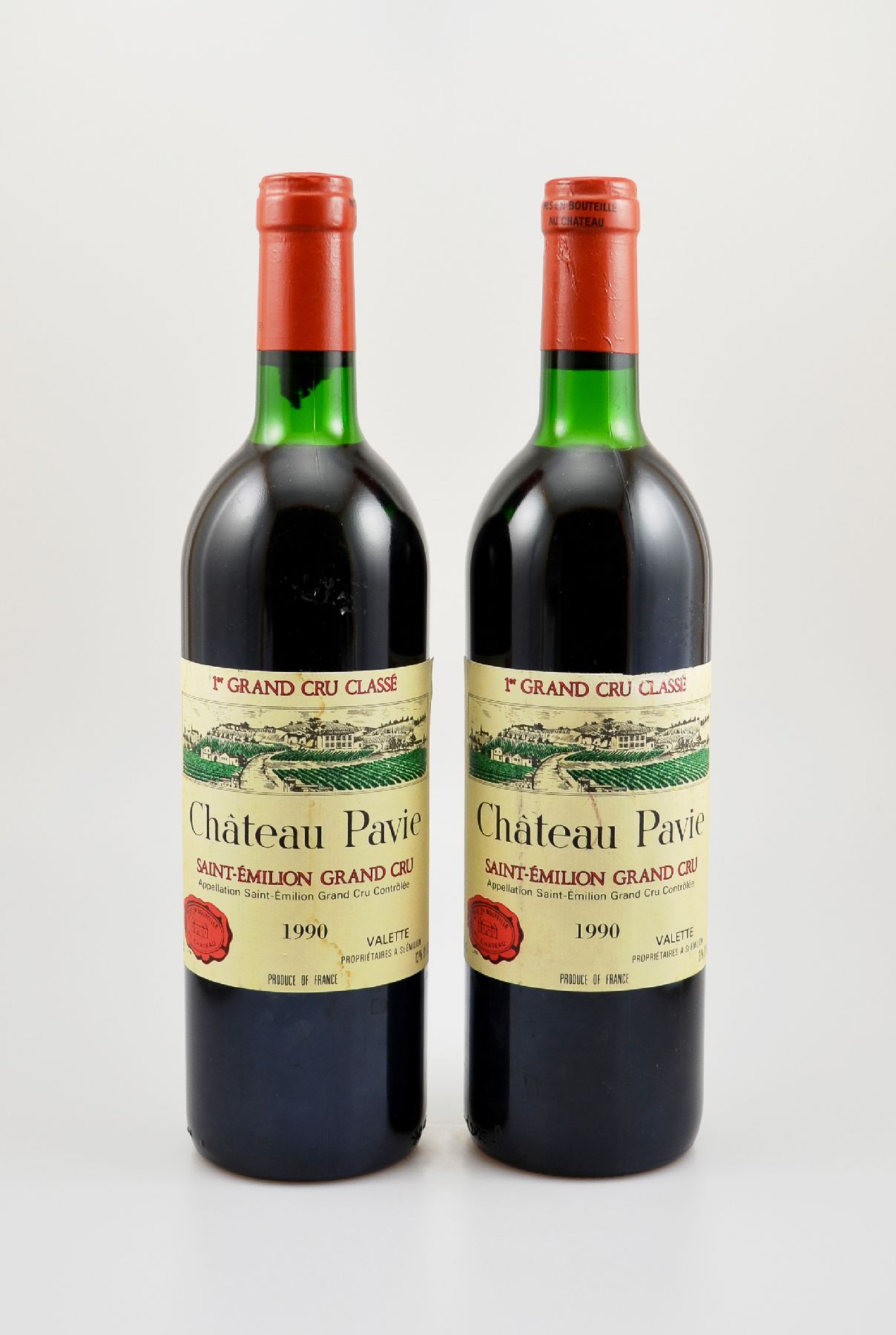 2 Flaschen 1990 Chateau Pavie, Saint-Emilion Grand Cru, je ca. 75 cl, 13 % Vol., Füllstände: je ca. top shoulder, Etiketten min. beschmutzt, ...