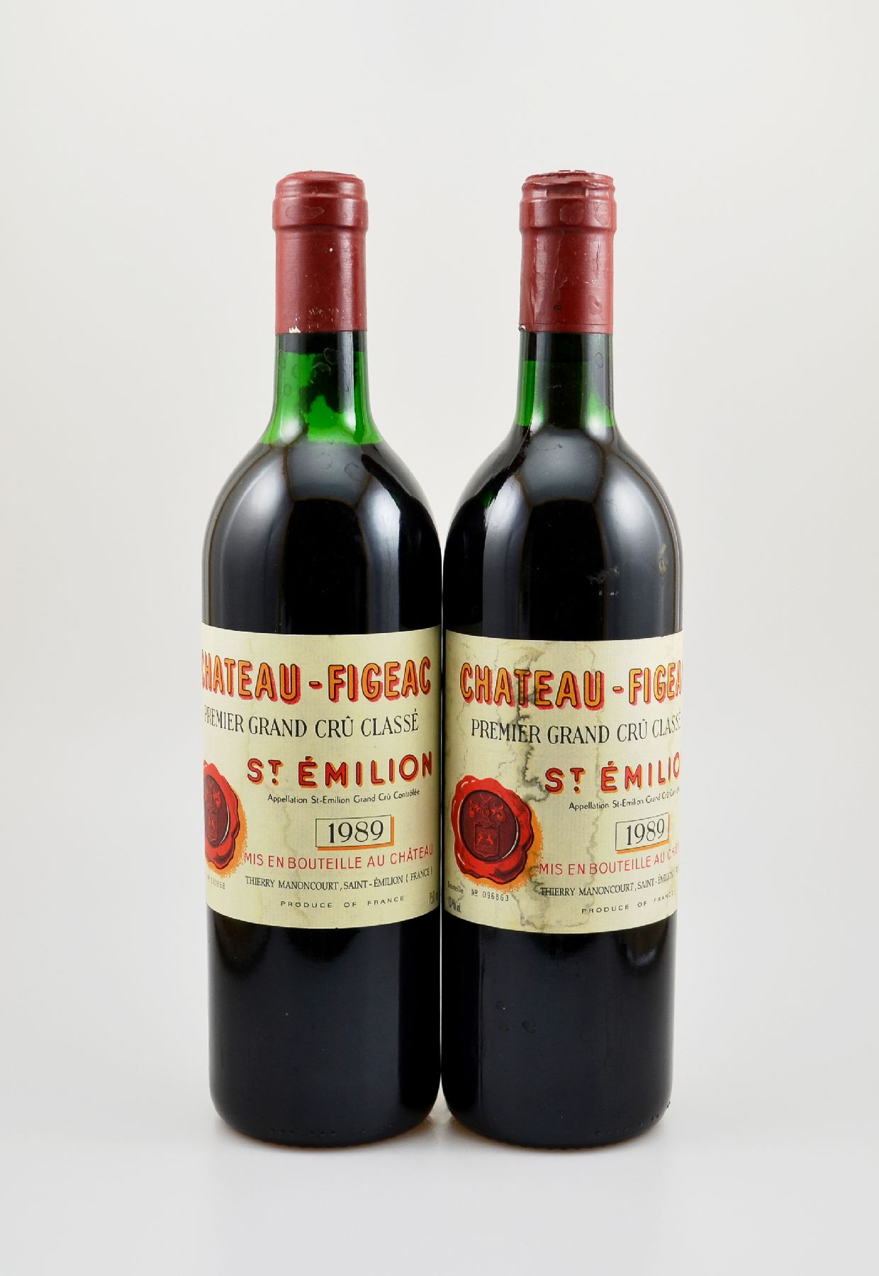 2 Flaschen 1989 Chateau Figeac, Saint-Emilion Grand Cru, je ca. 75 cl, 13 % Vol., Füllstände: 1x top shoulder & 1x upper mid shoulder, Etiketten l. ...