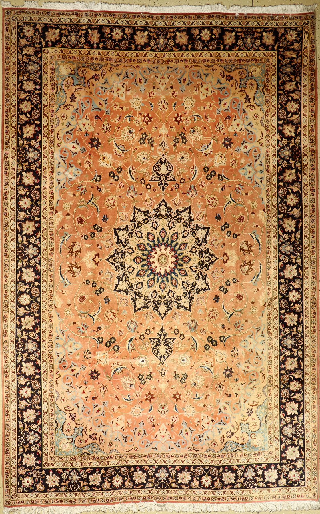 Täbriz, Persien, ca. 40 Jahre, Korkwolle mit Seide, ca. 315 x 204 cm, EHZ: 2-3(verblasst und verfärbt)
