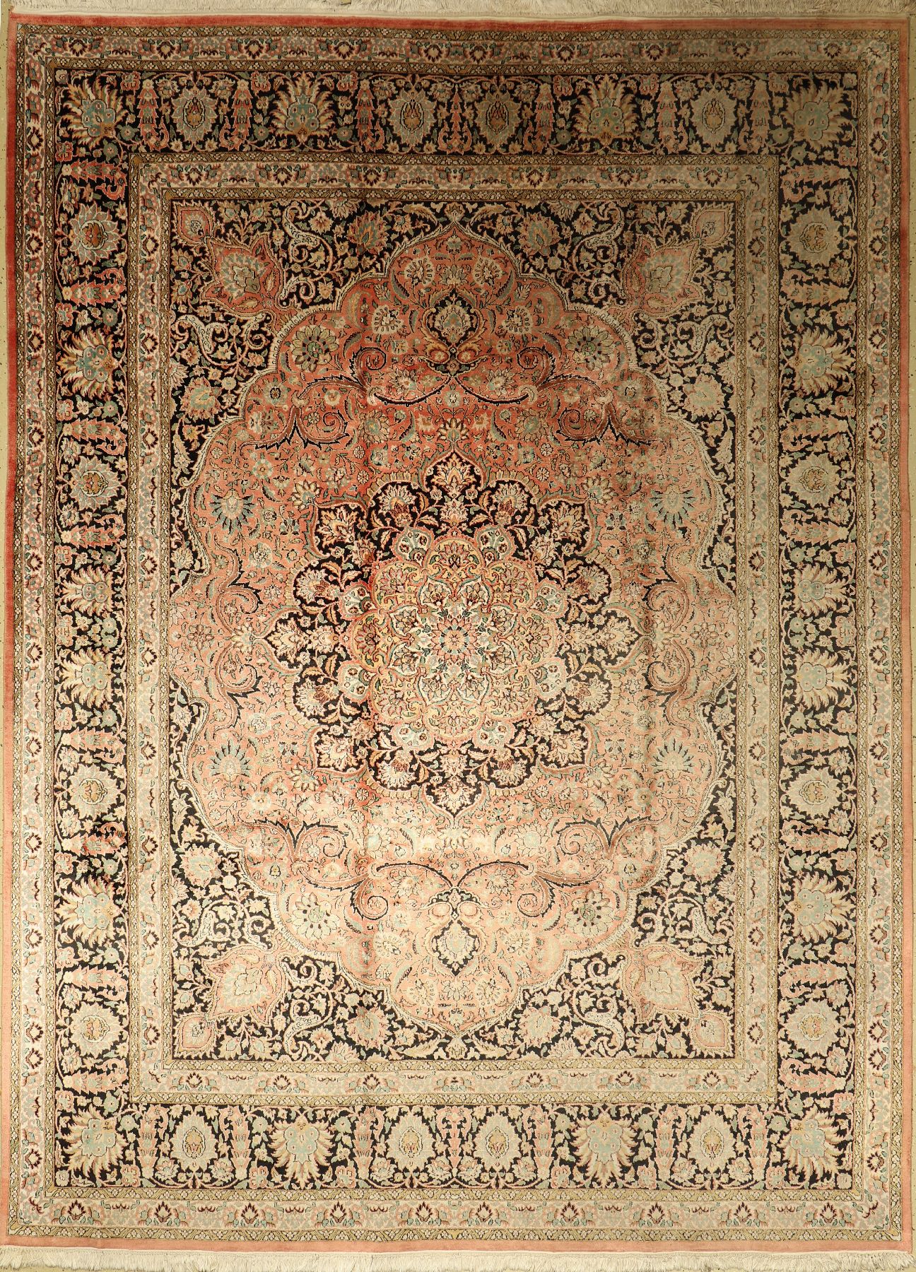Kashmir, Indien, ca. 40 Jahre, Kunstseide, ca. 363 x 267 cm, EHZ: 3