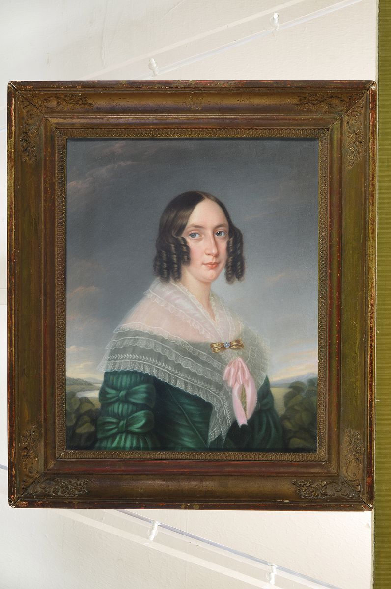 Detail k: Unbekannter Künstler des Biedermeier, um 1840, Porträt einer Frau im grünen Kleid mit weißem Spitzenkragen vor Landschaft, Pastell auf Papier, ...