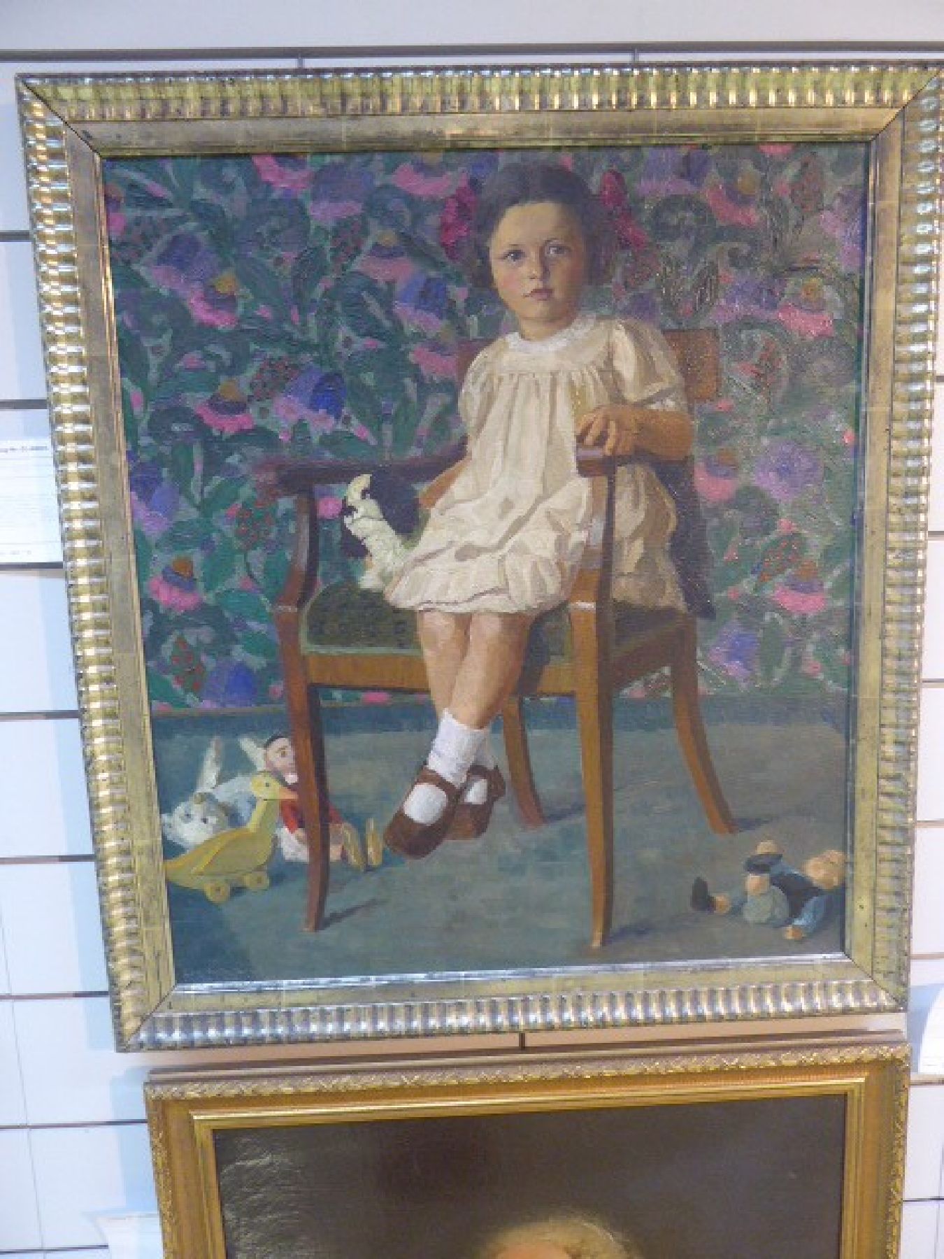 Detail c: Carl Schreiber, deutscher Maler des 19./20. Jahrhunderts, Mädchen mit Hund auf Stuhl sitzend, im Hintergrund Spielzeugpuppen, Öl/Lwd, links unten ...