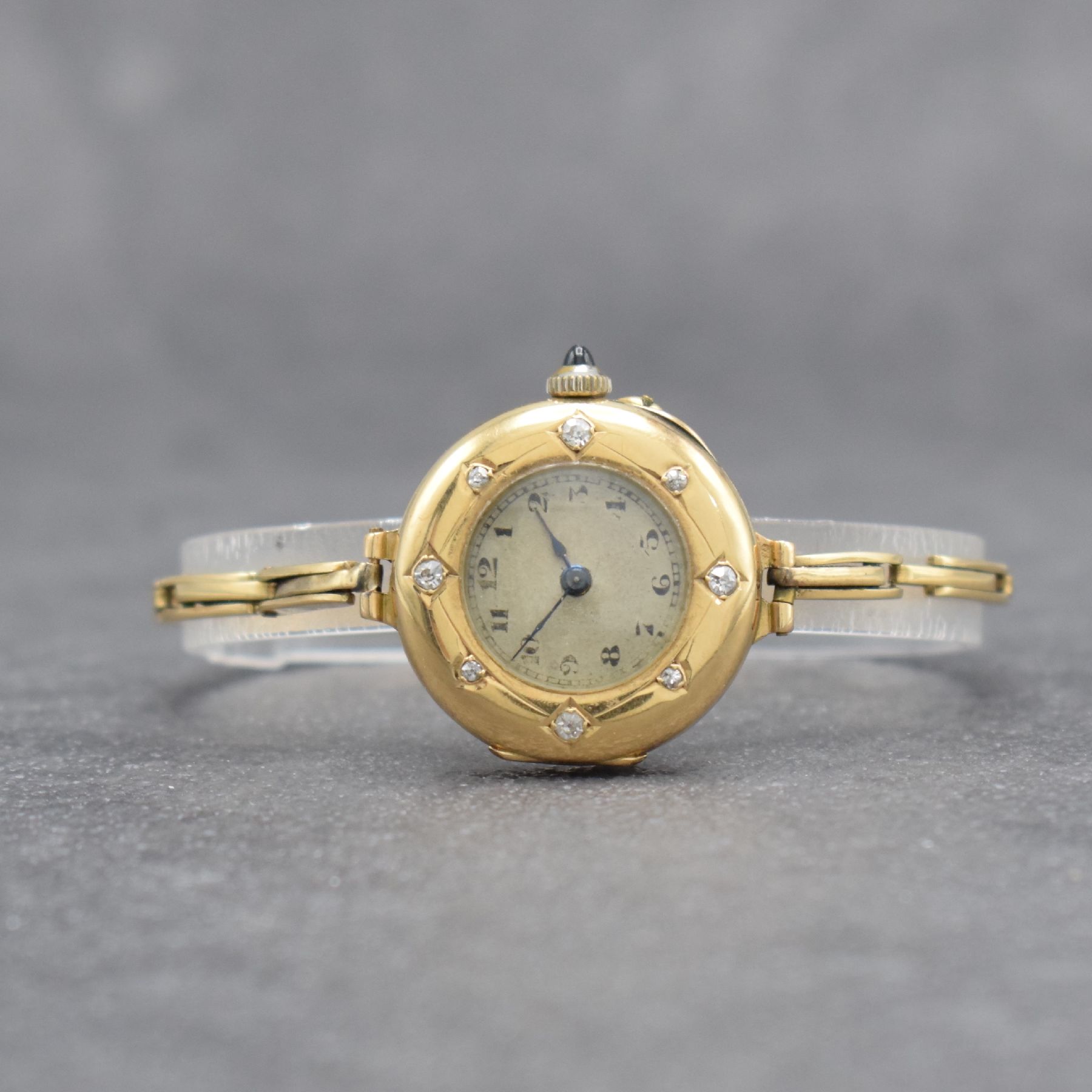 Frühe Damenarmbanduhr in RG 585/000, Schweiz/Deutschland um 1905, 3-teil. Scharniergeh., Boden & Glasrand aufgedr., Lünette aufw. mit Diamanten ...