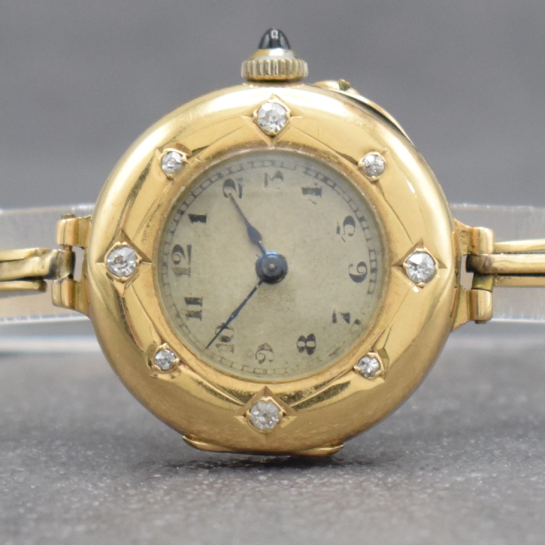 Detail a: Frühe Damenarmbanduhr in RG 585/000, Schweiz/Deutschland um 1905, 3-teil. Scharniergeh., Boden & Glasrand aufgedr., Lünette aufw. mit Diamanten ...