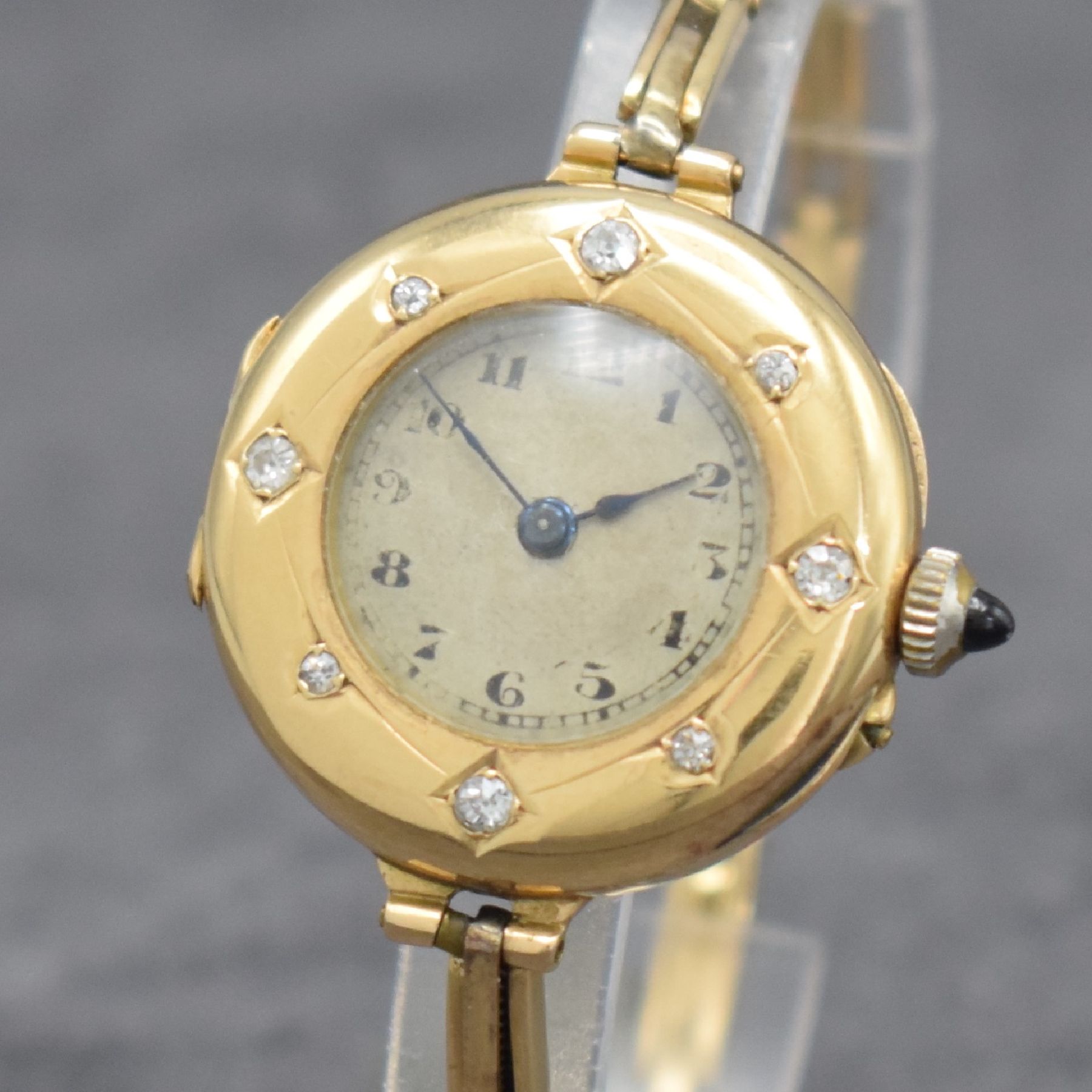 Detail c: Frühe Damenarmbanduhr in RG 585/000, Schweiz/Deutschland um 1905, 3-teil. Scharniergeh., Boden & Glasrand aufgedr., Lünette aufw. mit Diamanten ...