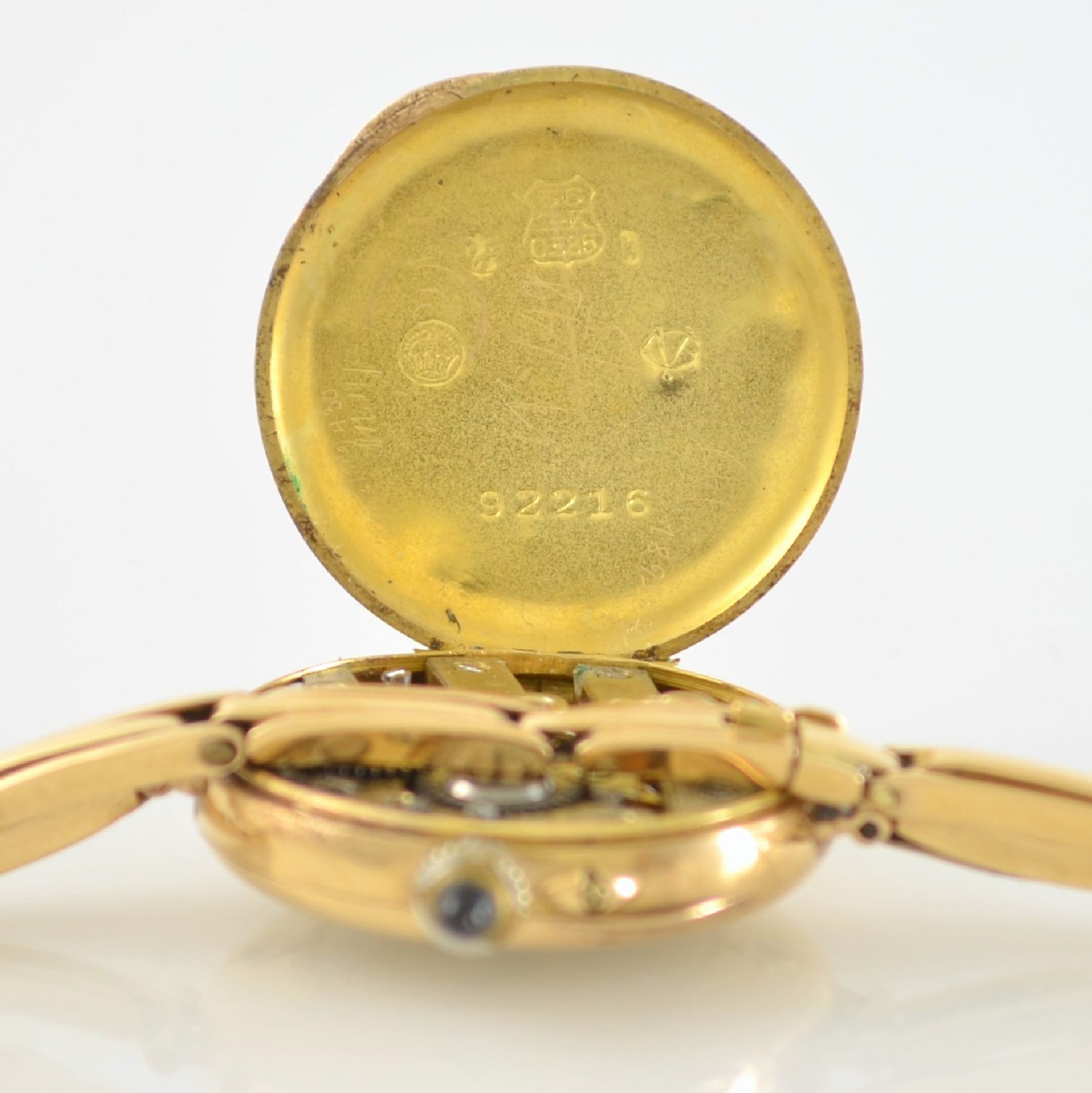 Detail g: Frühe Damenarmbanduhr in RG 585/000, Schweiz/Deutschland um 1905, 3-teil. Scharniergeh., Boden & Glasrand aufgedr., Lünette aufw. mit Diamanten ...