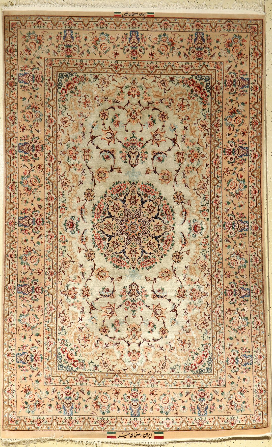 Feiner Esfahan "Nasri" Seidengrund (Signiert), Persien, ca. 30 Jahre alt, Korkwolle mit und auf Seide, ca. 227 x 138 cm, EHZ: 2-3.