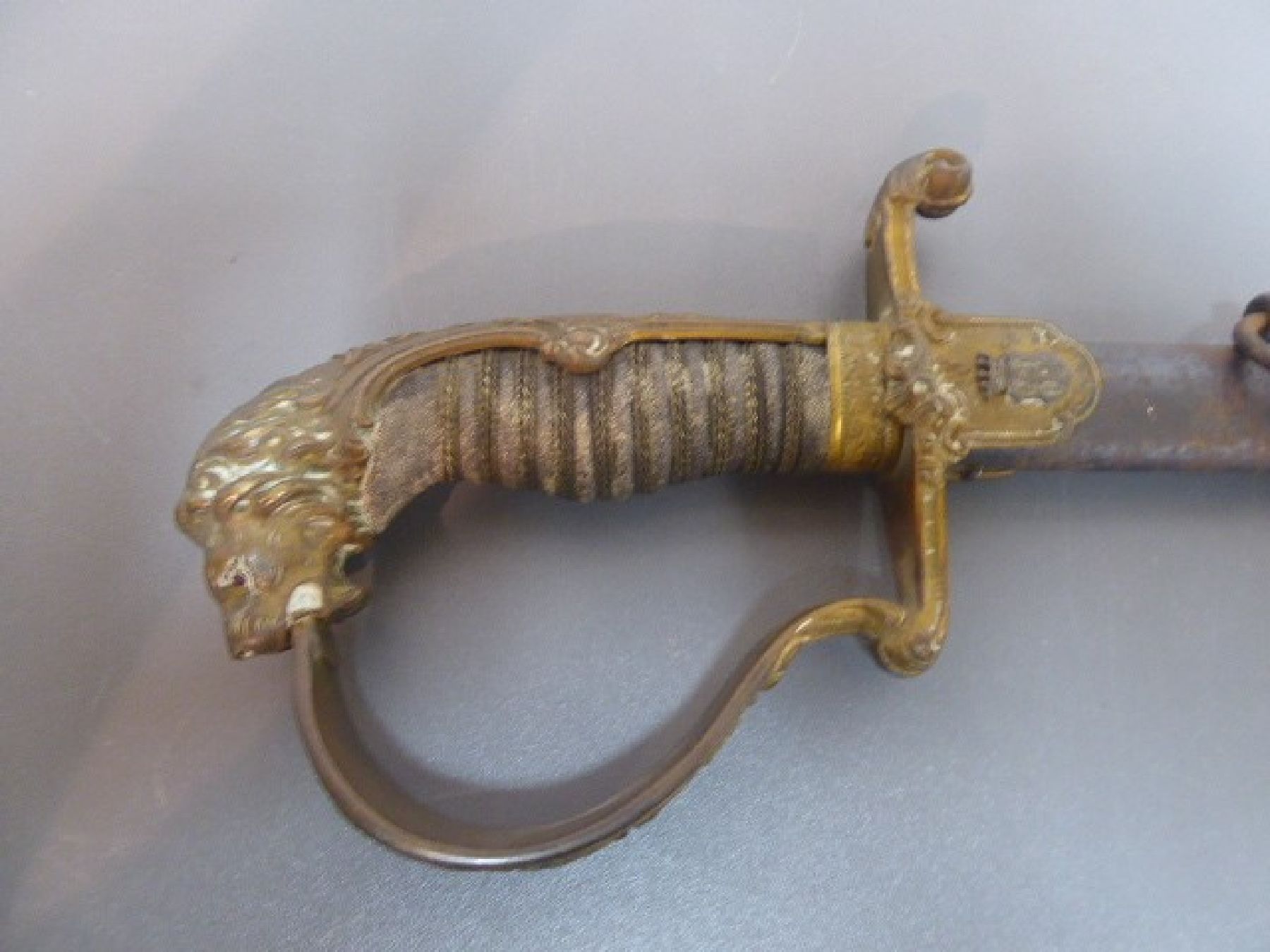 Detail a: Säbel, preussisch, um 1900, Klinge mit Widmung: Graf Bredow s.l. Fischer, korrodiert, L. ca. 94cm