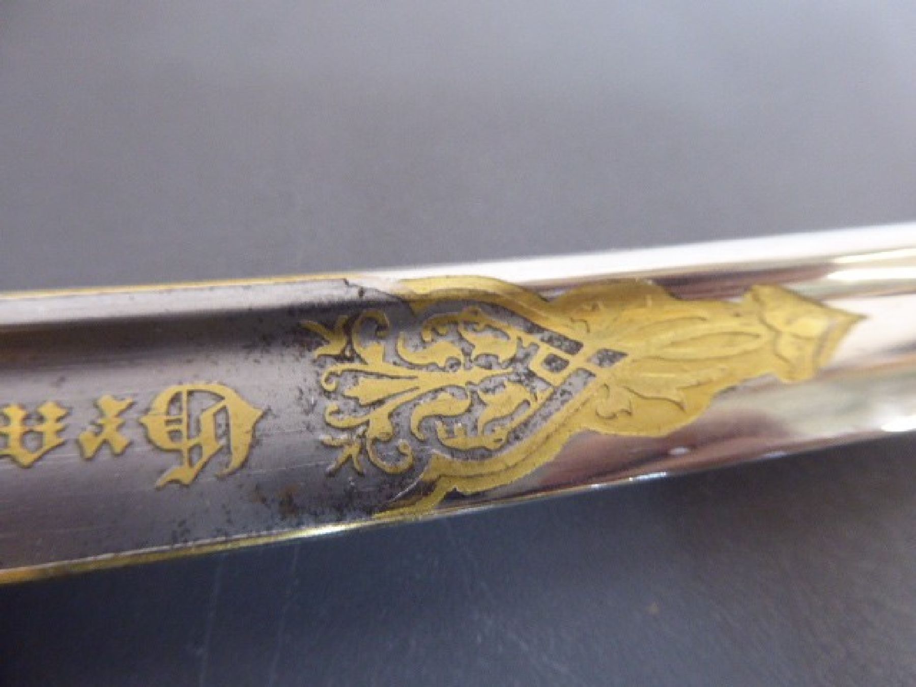 Detail b: Säbel, preussisch, um 1900, Klinge mit Widmung: Graf Bredow s.l. Fischer, korrodiert, L. ca. 94cm