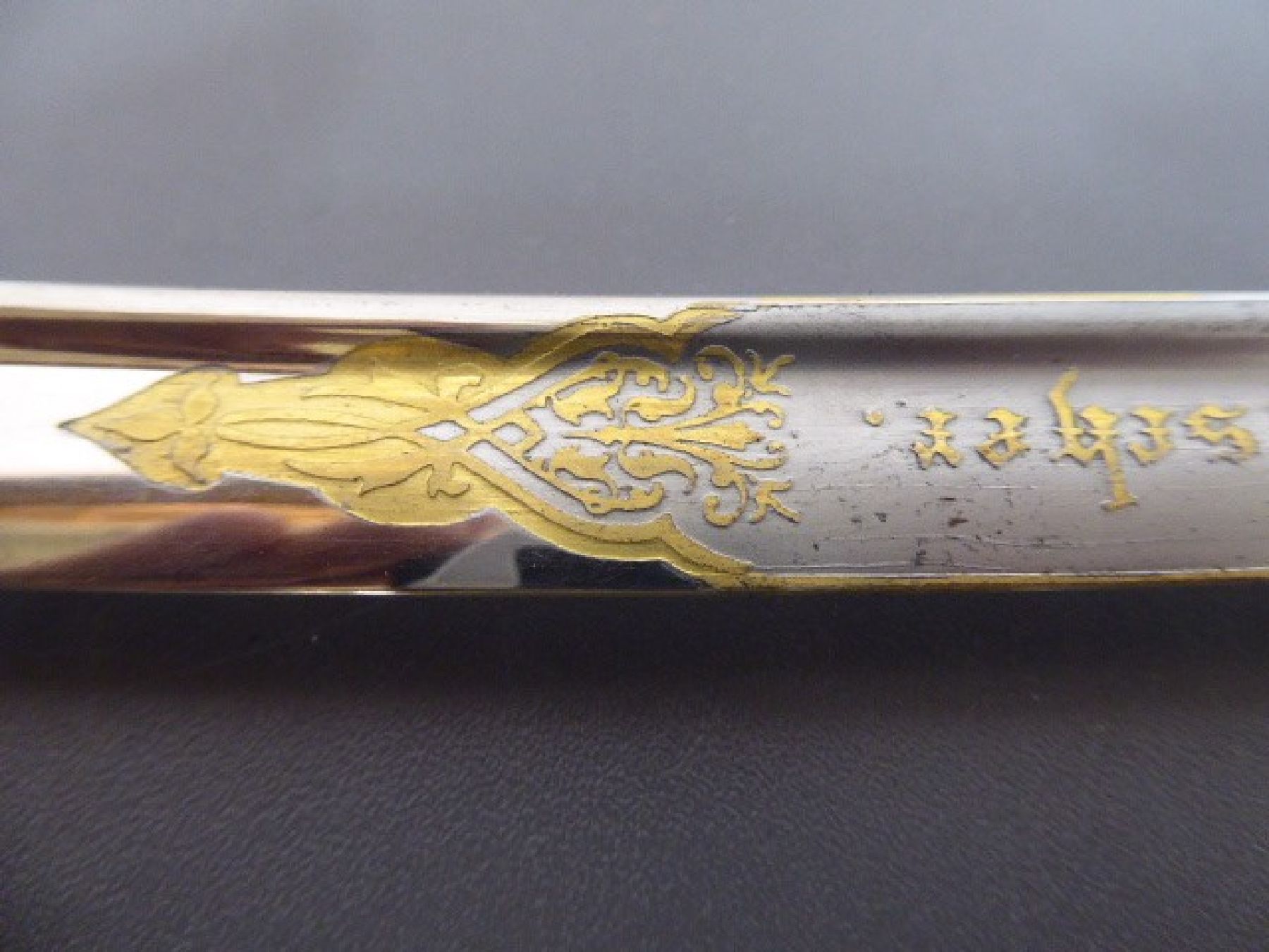 Detail c: Säbel, preussisch, um 1900, Klinge mit Widmung: Graf Bredow s.l. Fischer, korrodiert, L. ca. 94cm