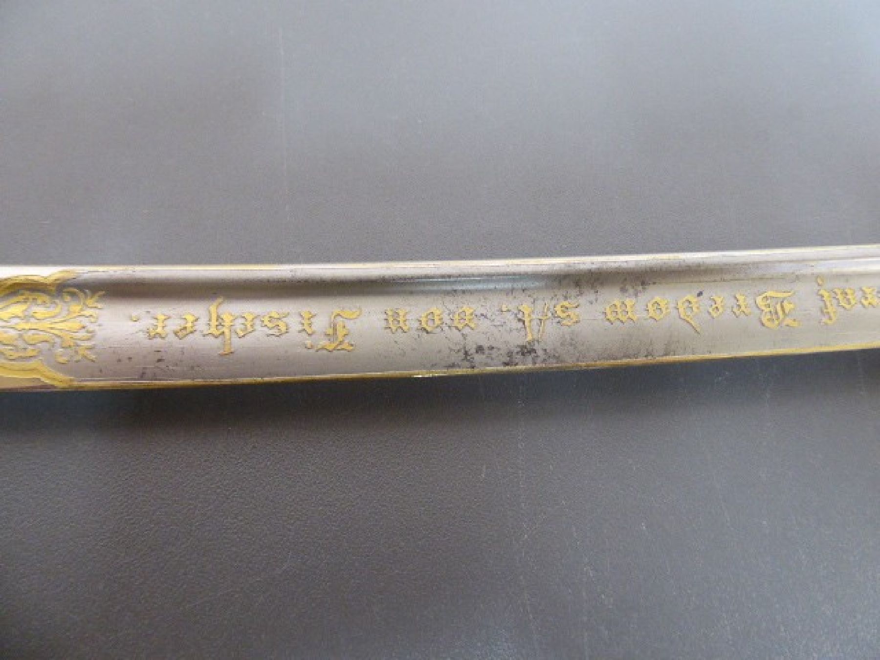 Detail d: Säbel, preussisch, um 1900, Klinge mit Widmung: Graf Bredow s.l. Fischer, korrodiert, L. ca. 94cm
