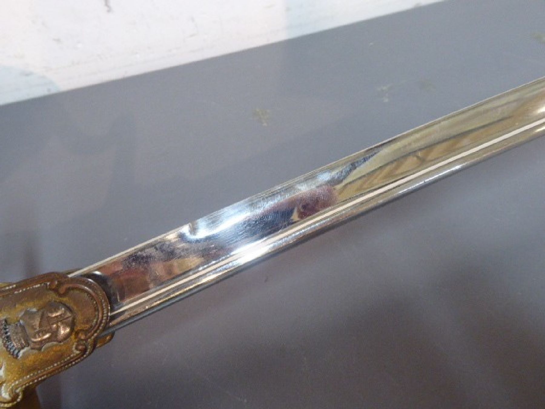 Detail f: Säbel, preussisch, um 1900, Klinge mit Widmung: Graf Bredow s.l. Fischer, korrodiert, L. ca. 94cm