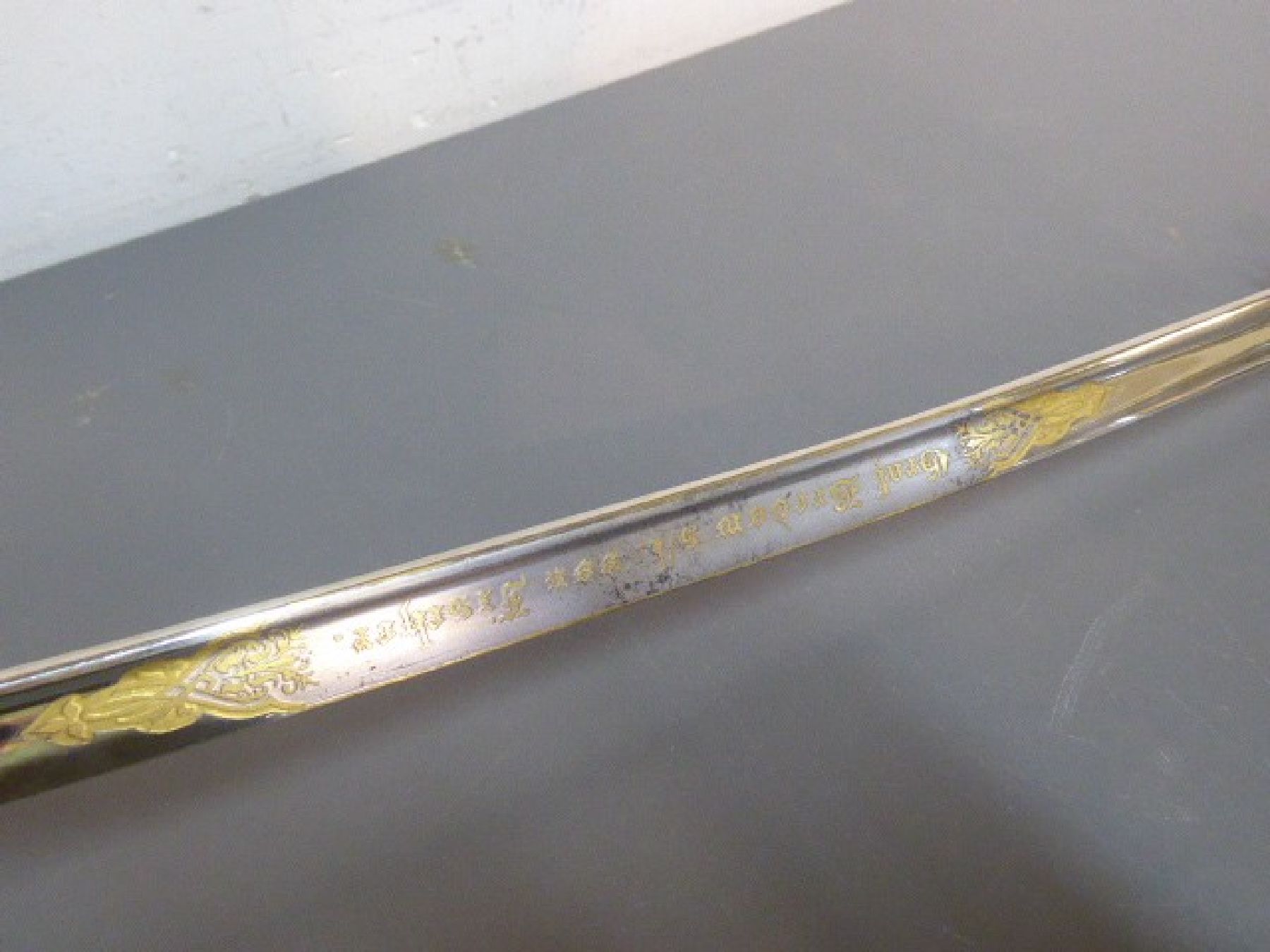 Detail g: Säbel, preussisch, um 1900, Klinge mit Widmung: Graf Bredow s.l. Fischer, korrodiert, L. ca. 94cm