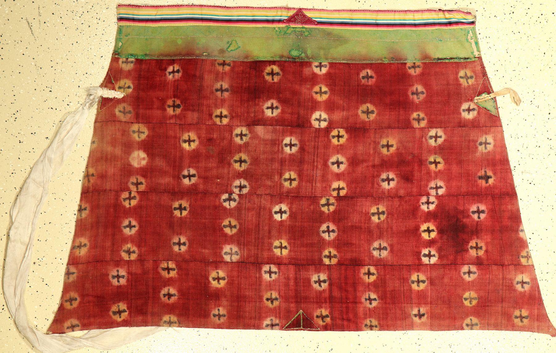 Tibetische Sattelunterlage, (Publiziert), Tibet, 19.Jhd., Baumwolle/Wolle/Filz, ca. 166 x 106 cm, Publiziert bei Koos de Jong