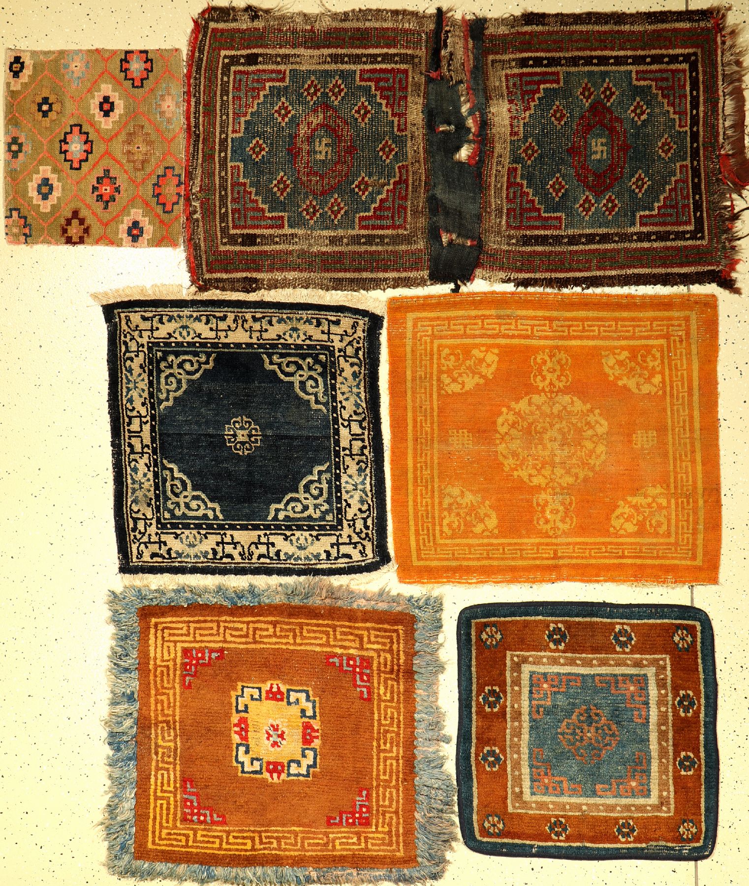 (6 Lots) 6x Tibetische "Sitzmatten" alt/antik, Tibet, um 1890-1920, Wolle/Wolle. (Aus der Sammlung Drs.Koos de Jong).