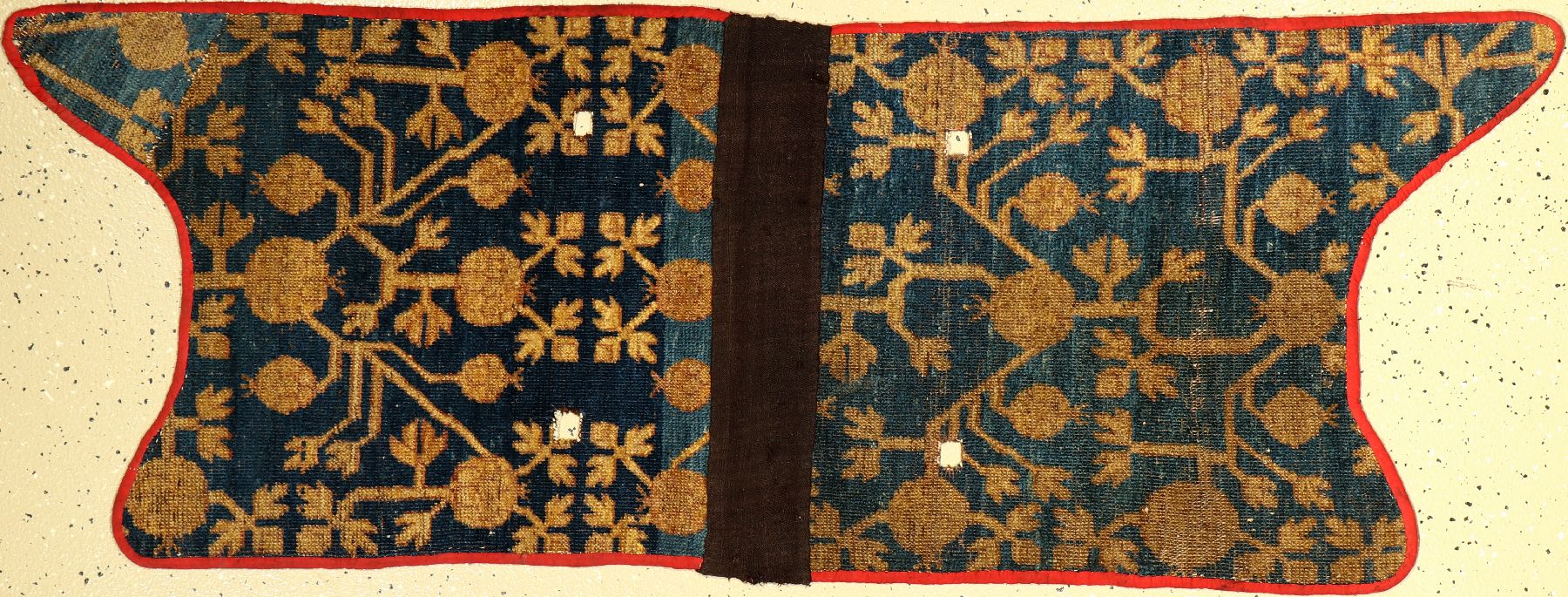 Khotan Sattel antik "Fragmen", (Publiziert) Ostturkestan, 19.Jhd., Wolle auf Baumwolle, ca. 155 x 57 cm, Publiziert bei Koos de Jong