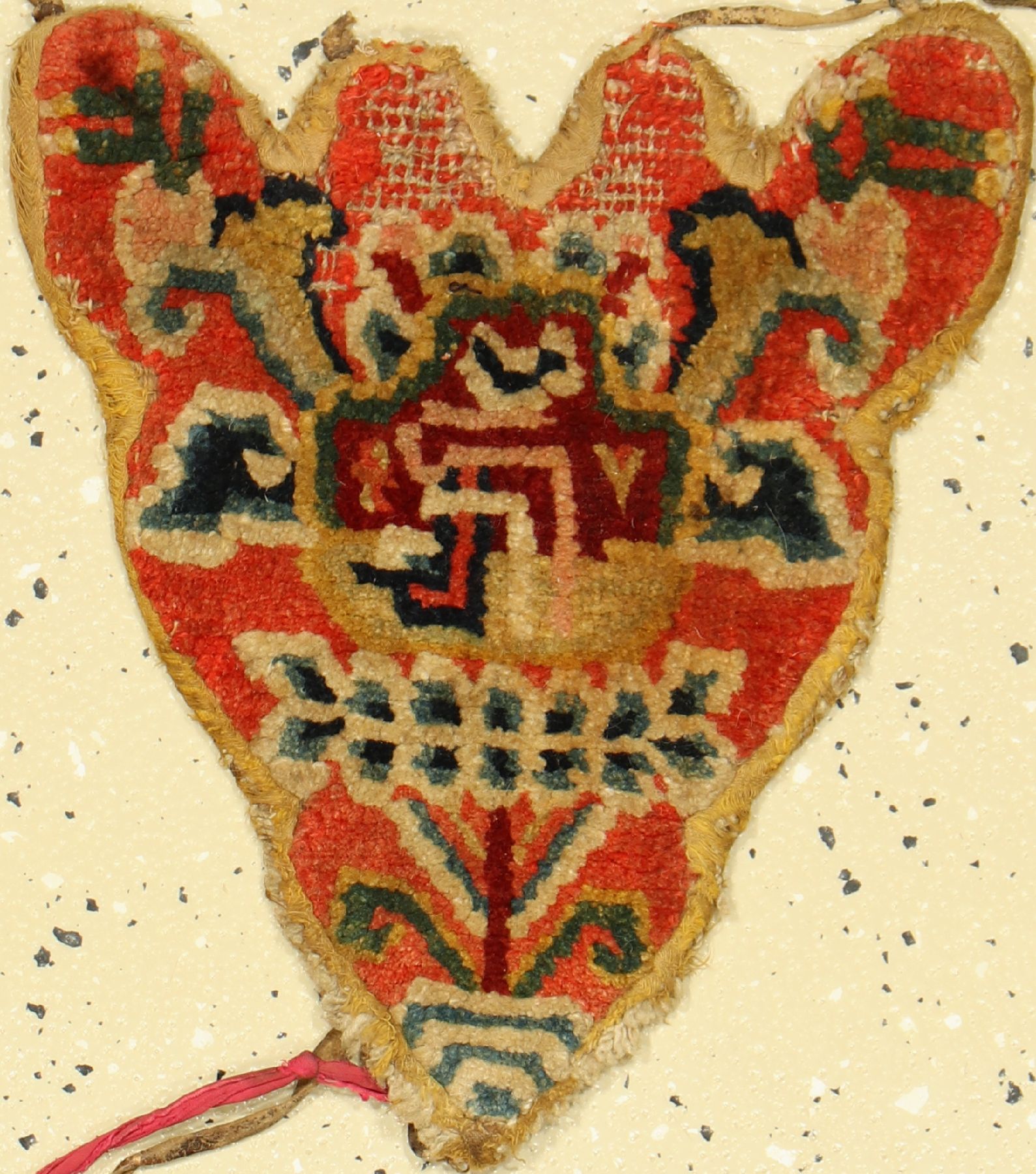 Tierkopfschmuck antik, (Publiziert), Tibet,um 1900, Wolle auf Wolle, ca. 26 x 22 cm, Publiziert bei Koos de Jong