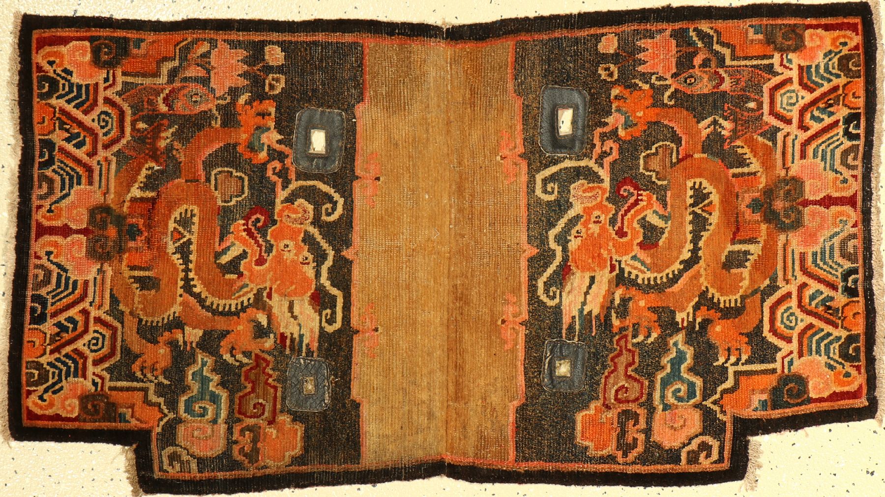 Tibetischer "Sattel" (Drache), (Publiziert) Tibet, um 1890, Wolle auf Wolle, ca. 106 x 59 cm, Publiziert bei Koos de Jong.