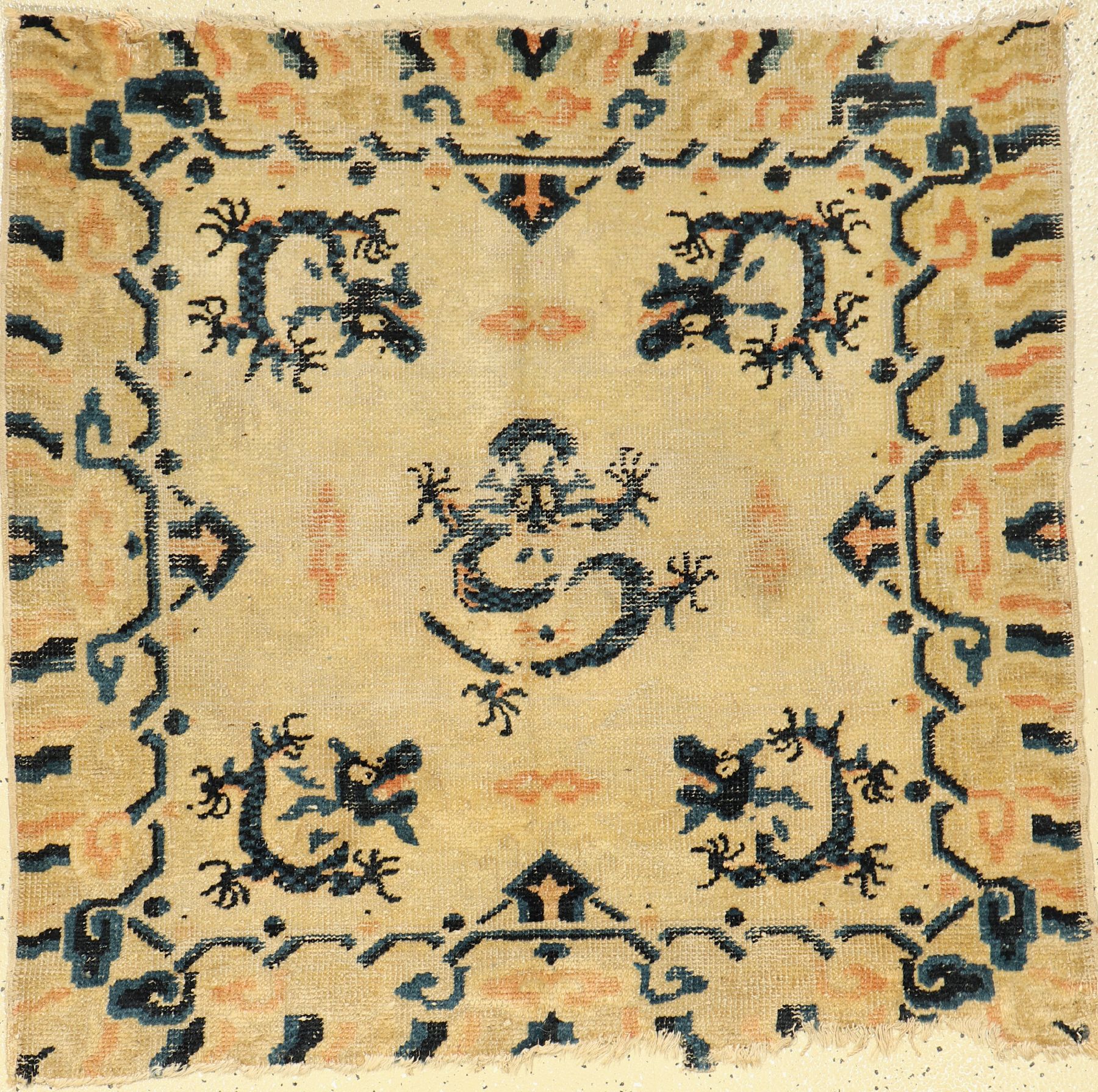 Ning-Hsia "Sitzmatte" antik, China, DrachenDesign, Mitte 19.Jhd., Wolle auf Baumwolle, ca. 100 x 93 cm, aus der Sammlung Koos de Jong, ...