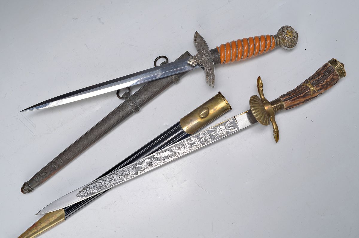 Hirschfänger, deutsch, um 1880/90, Hirschhorngriff, Muschelverzierung, Messing, Heft in Form von Klauenfüssen, gravierte Stahlklinge mit ...